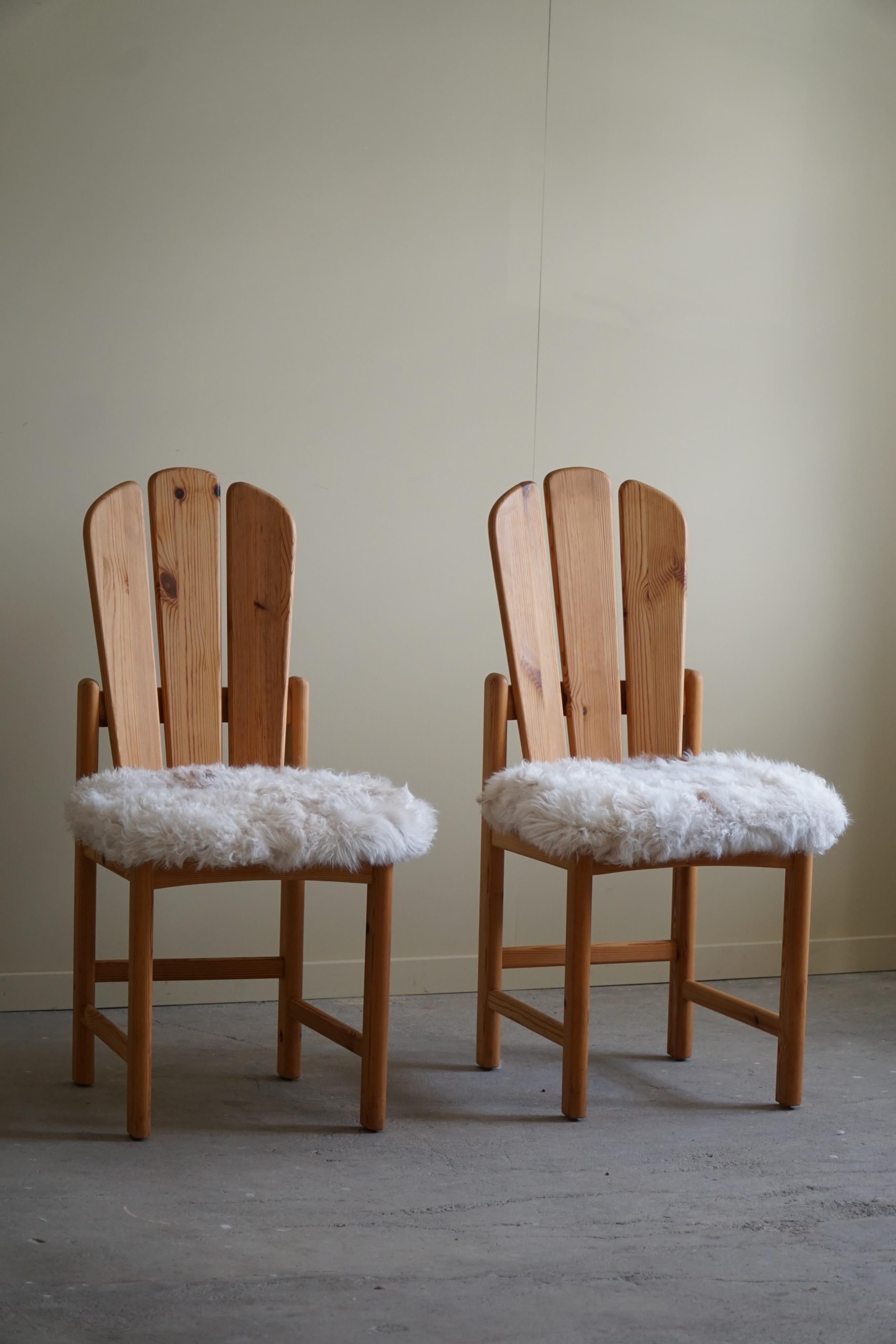 Pair of 2 Sculptural Danish Modern Brutalist Dining Chairs in Solid Pine, 1970s For Sale 4