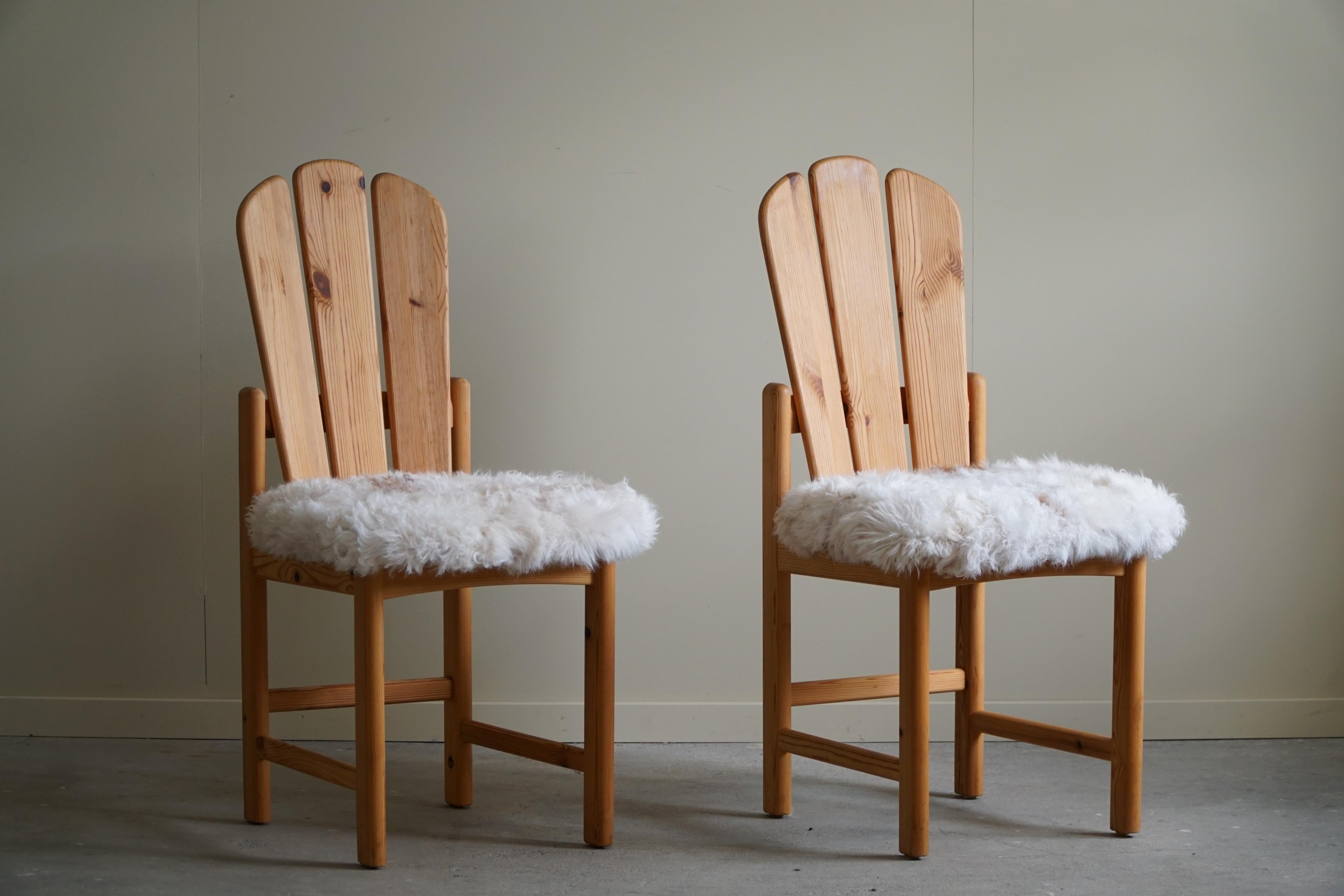 Pair of 2 Sculptural Danish Modern Brutalist Dining Chairs in Solid Pine, 1970s For Sale 7