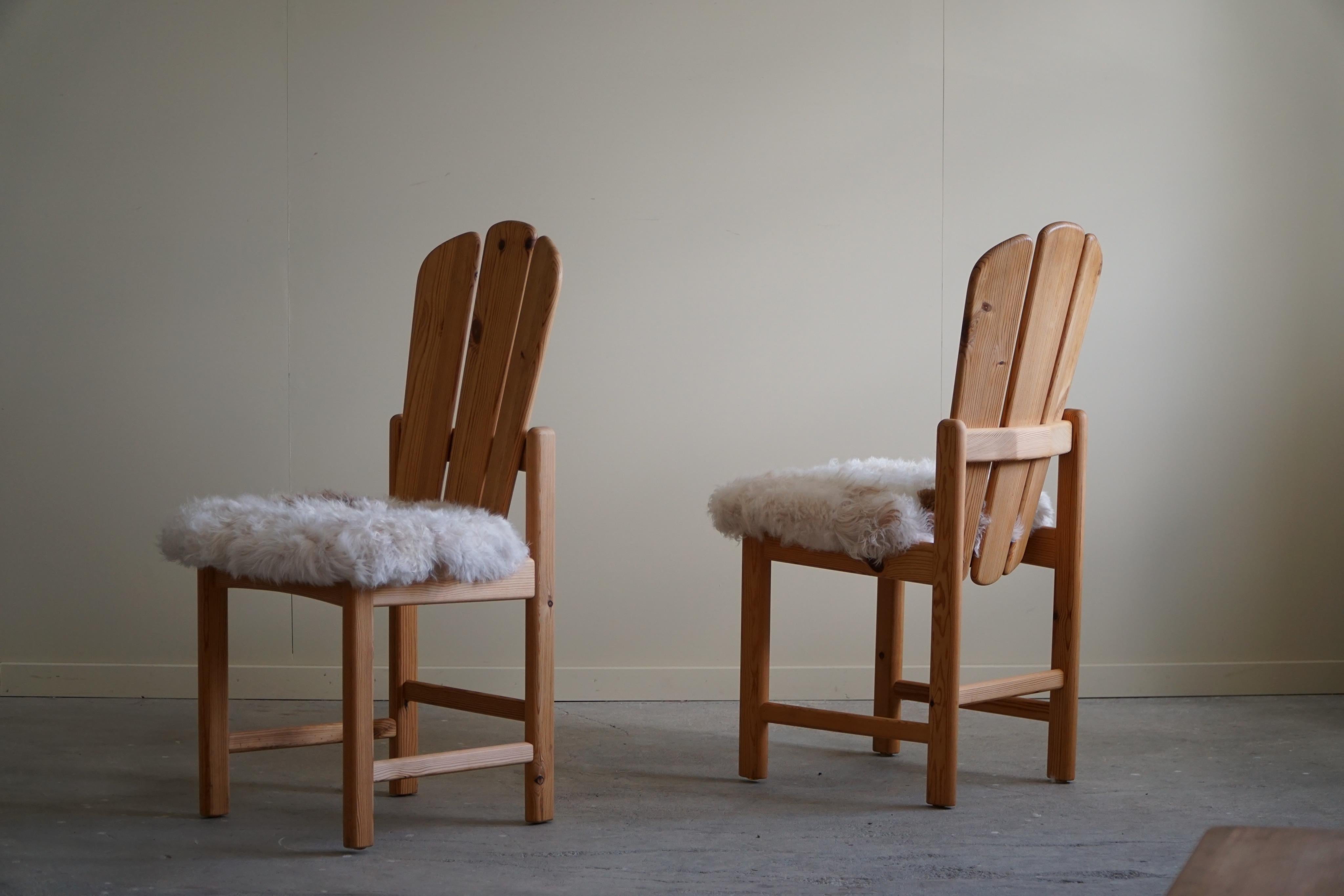 Pair of 2 Sculptural Danish Modern Brutalist Dining Chairs in Solid Pine, 1970s For Sale 2