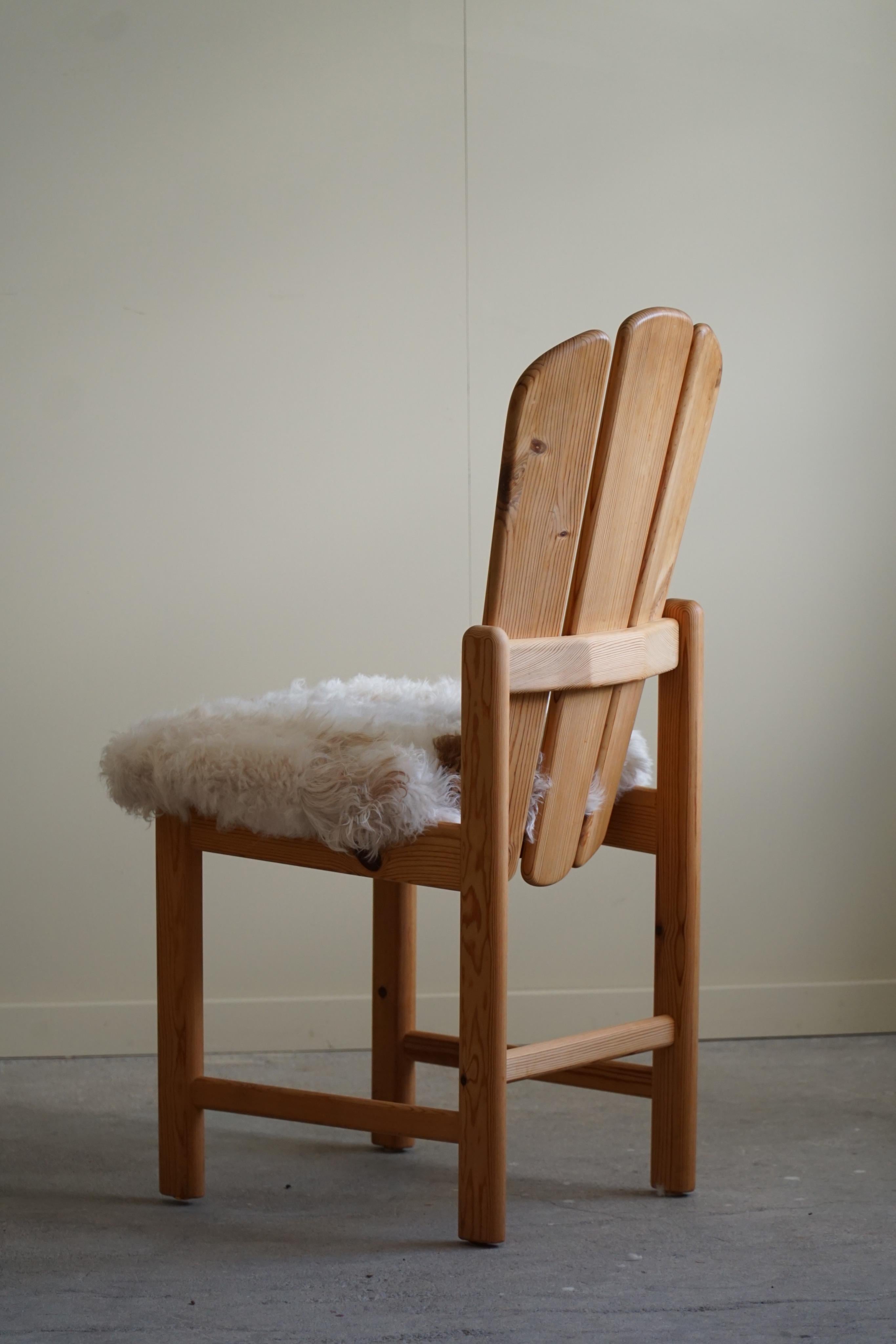 Paire de 2 chaises de salle à manger sculpturales danoises modernes et brutalistes en pin massif, années 1970 en vente 2