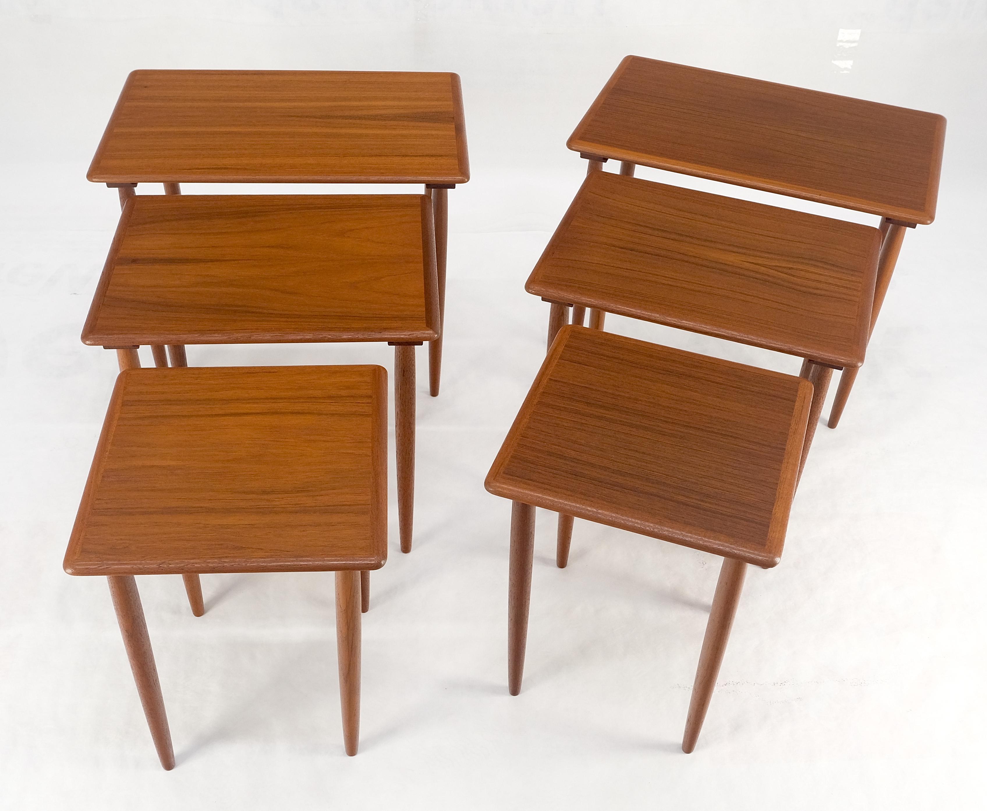 Coppia di 2 set di tavolini in teak danese del Mid Century Modern con gambe a tasselli MINT! in vendita 3
