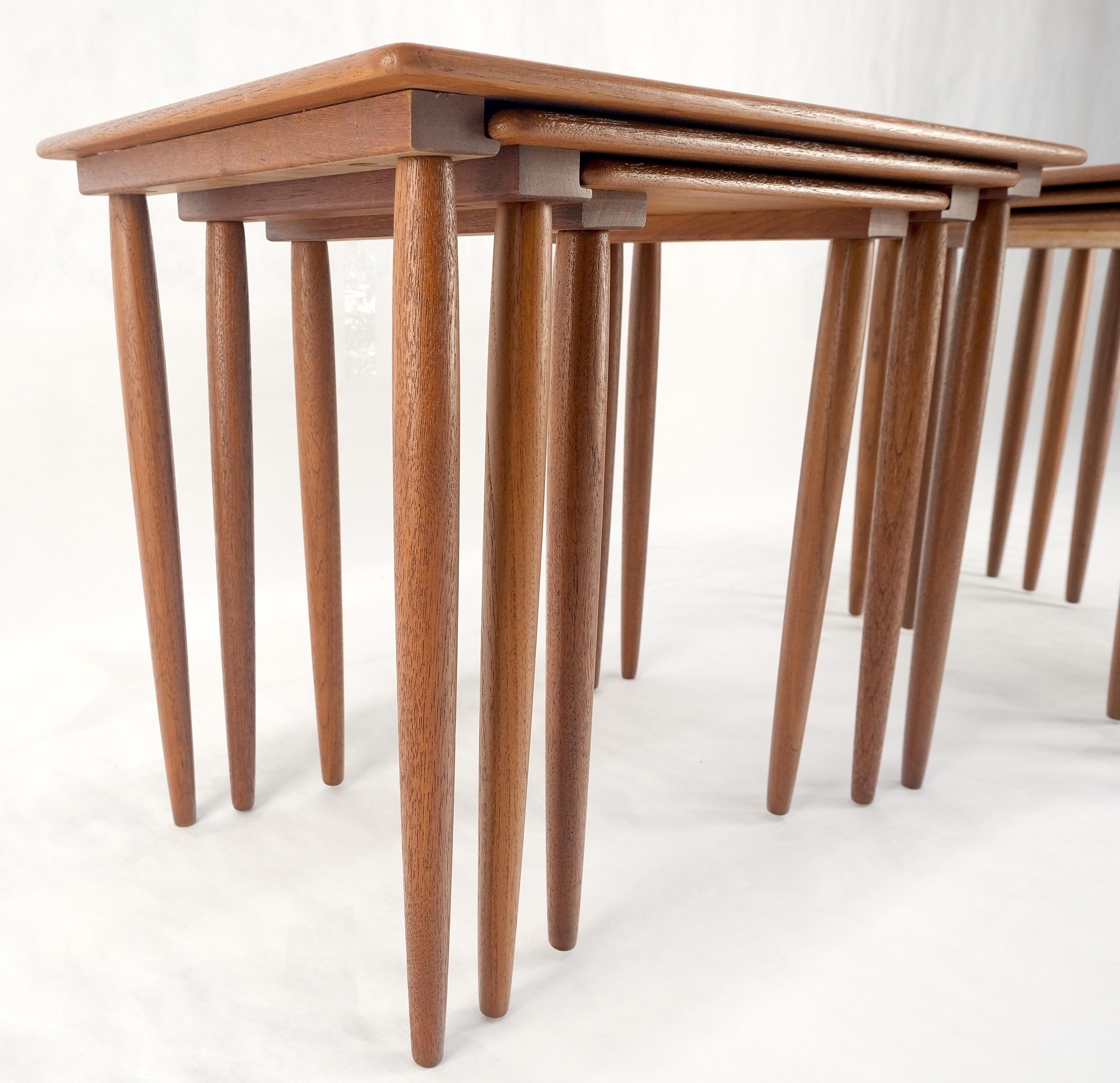 Coppia di 2 set di tavolini in teak danese del Mid Century Modern con gambe a tasselli MINT! in vendita 4