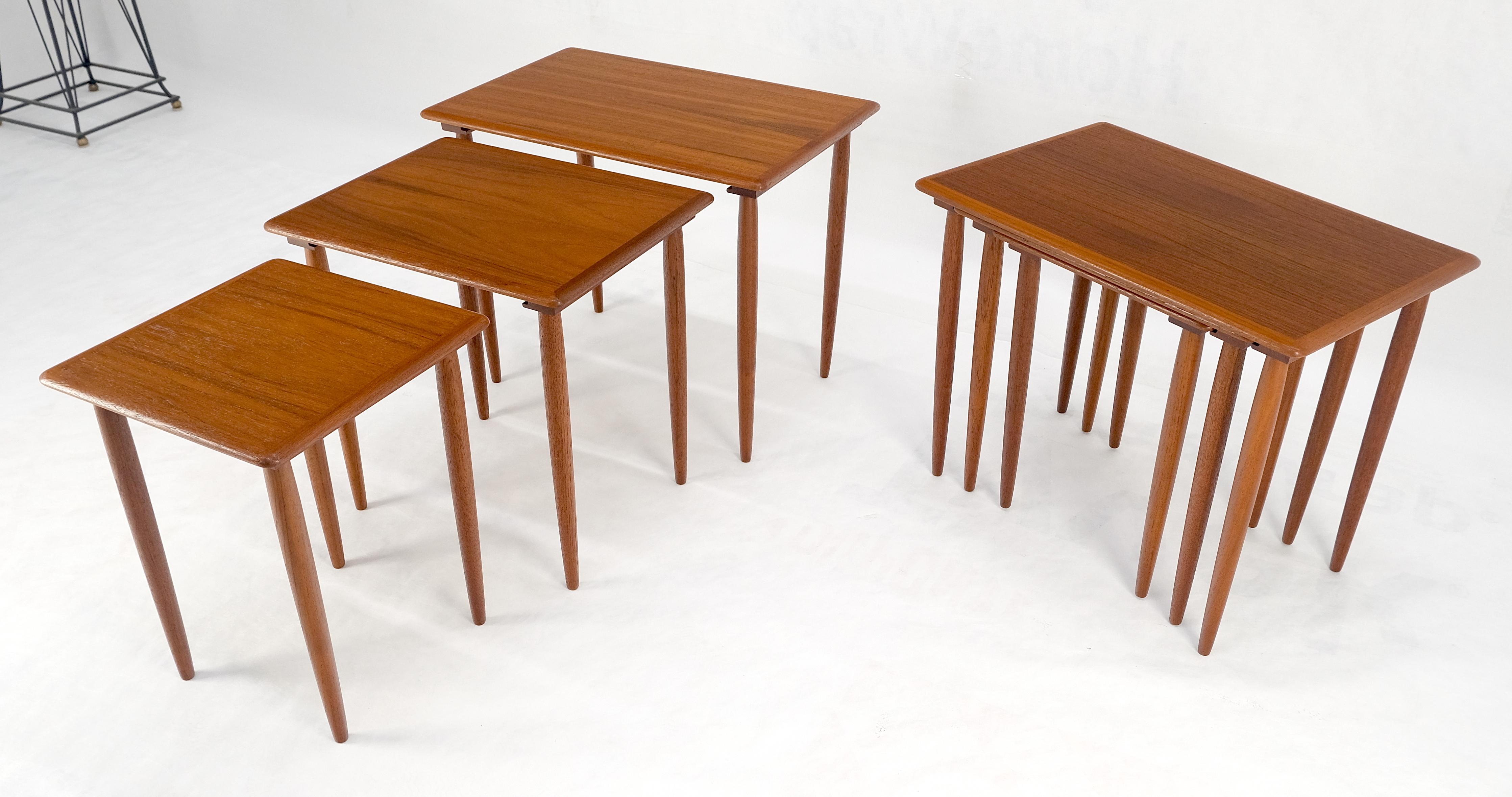 Coppia di 2 set di tavolini in teak danese del Mid Century Modern con gambe a tasselli MINT! in vendita 5