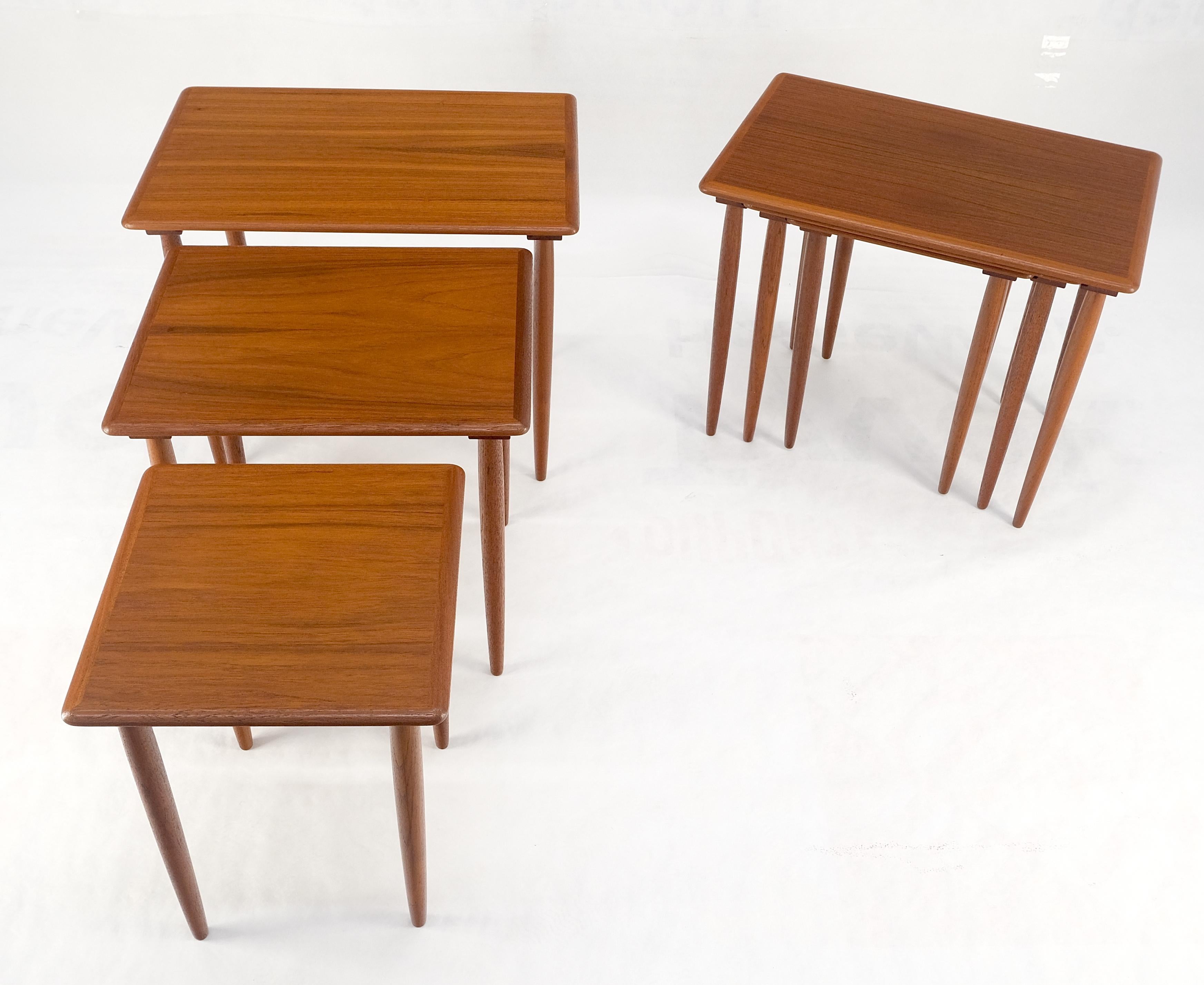 Coppia di 2 set di tavolini in teak danese del Mid Century Modern con gambe a tasselli MINT! in vendita 6