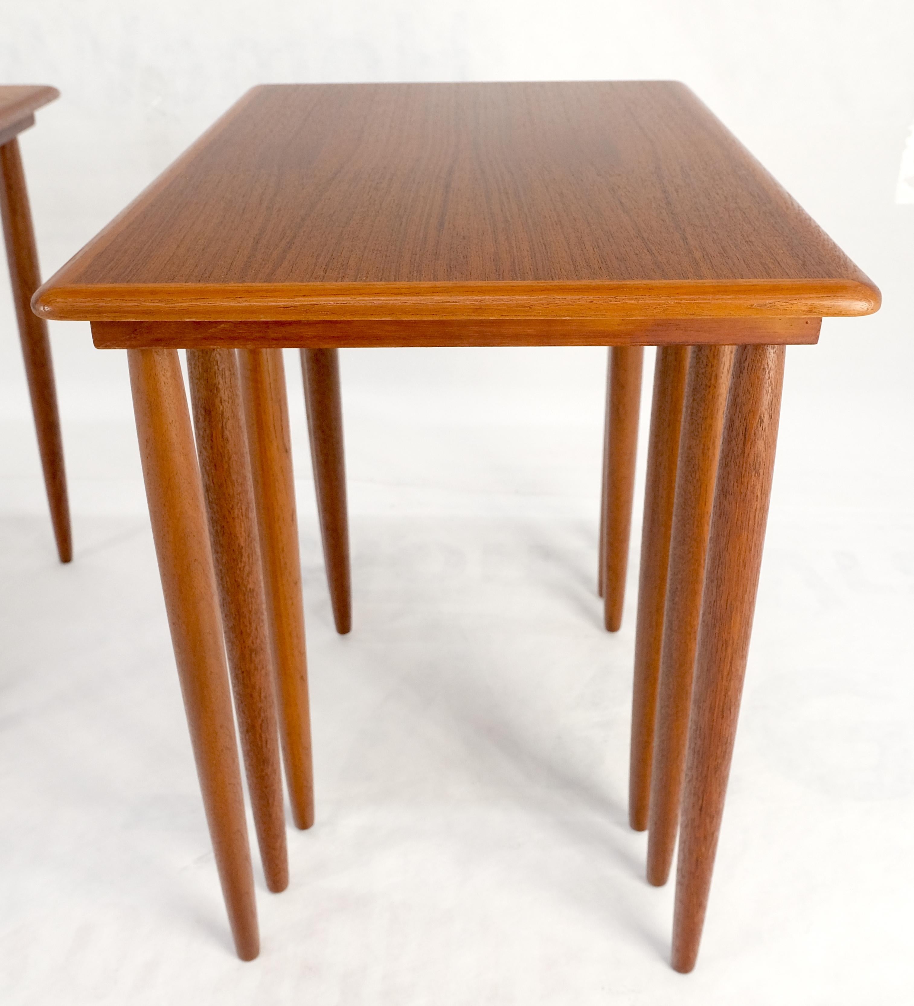 Coppia di 2 set di tavolini in teak danese del Mid Century Modern con gambe a tasselli MINT! in vendita 8