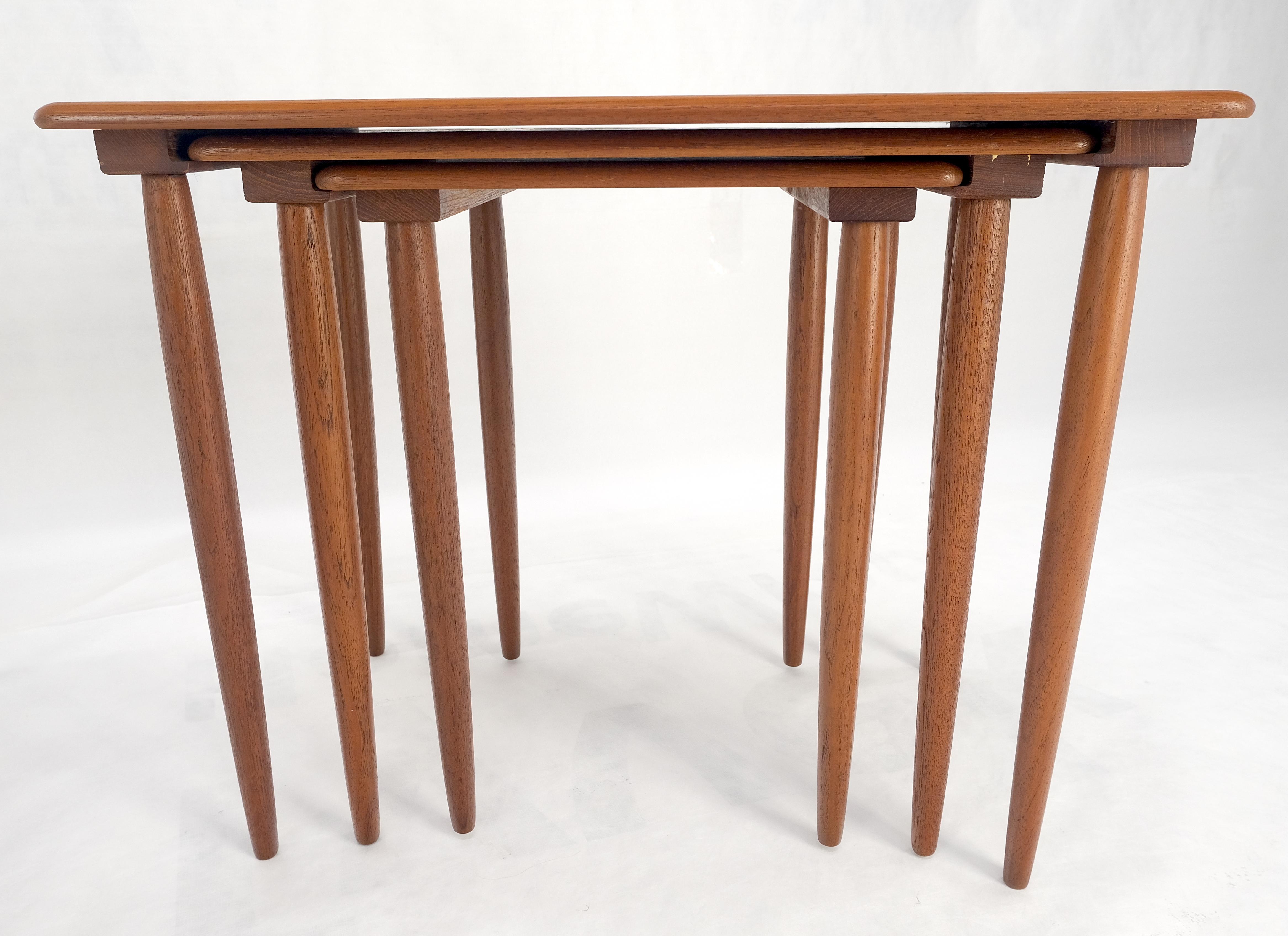 Coppia di 2 set di tavolini in teak danese del Mid Century Modern con gambe a tasselli MINT! in vendita 10