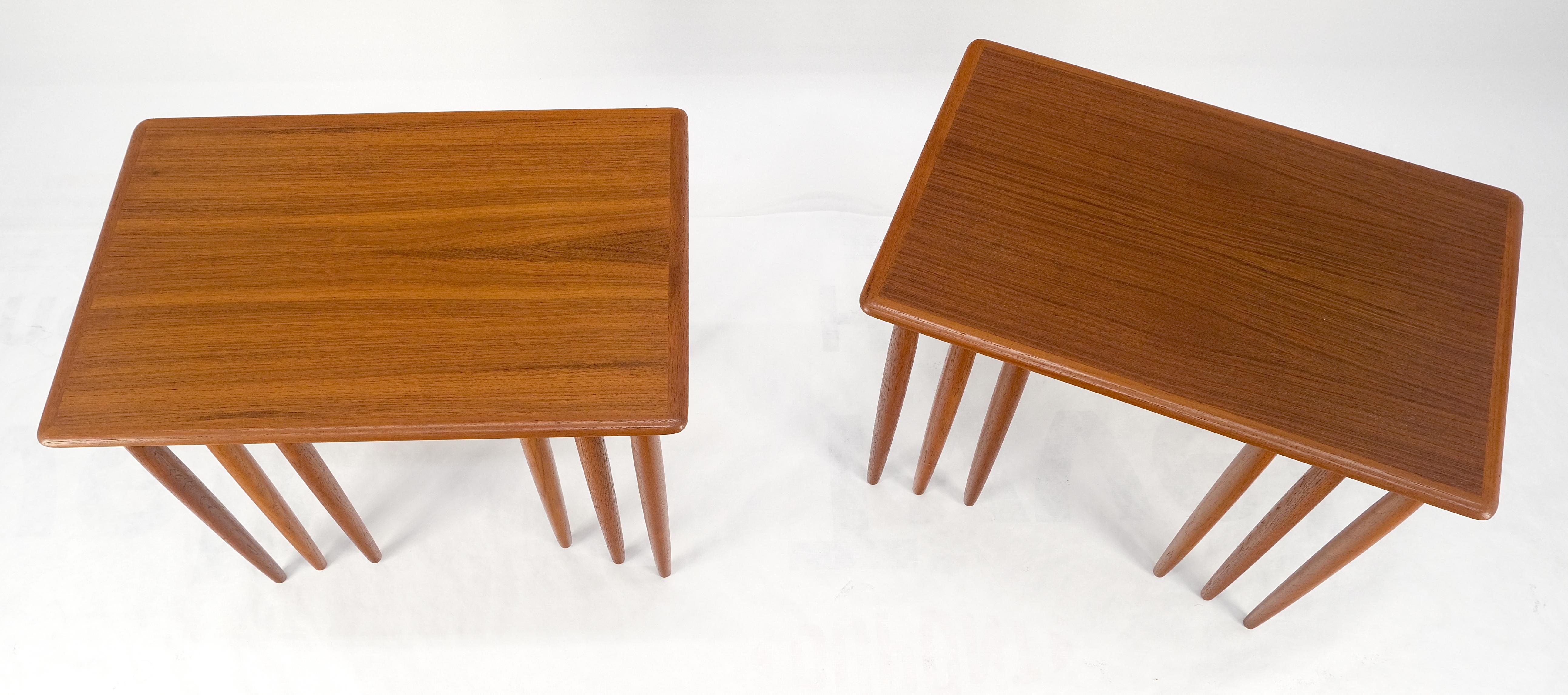 Coppia di 2 set di tavolini in teak danese del Mid Century Modern con gambe a tasselli MINT! in vendita 11