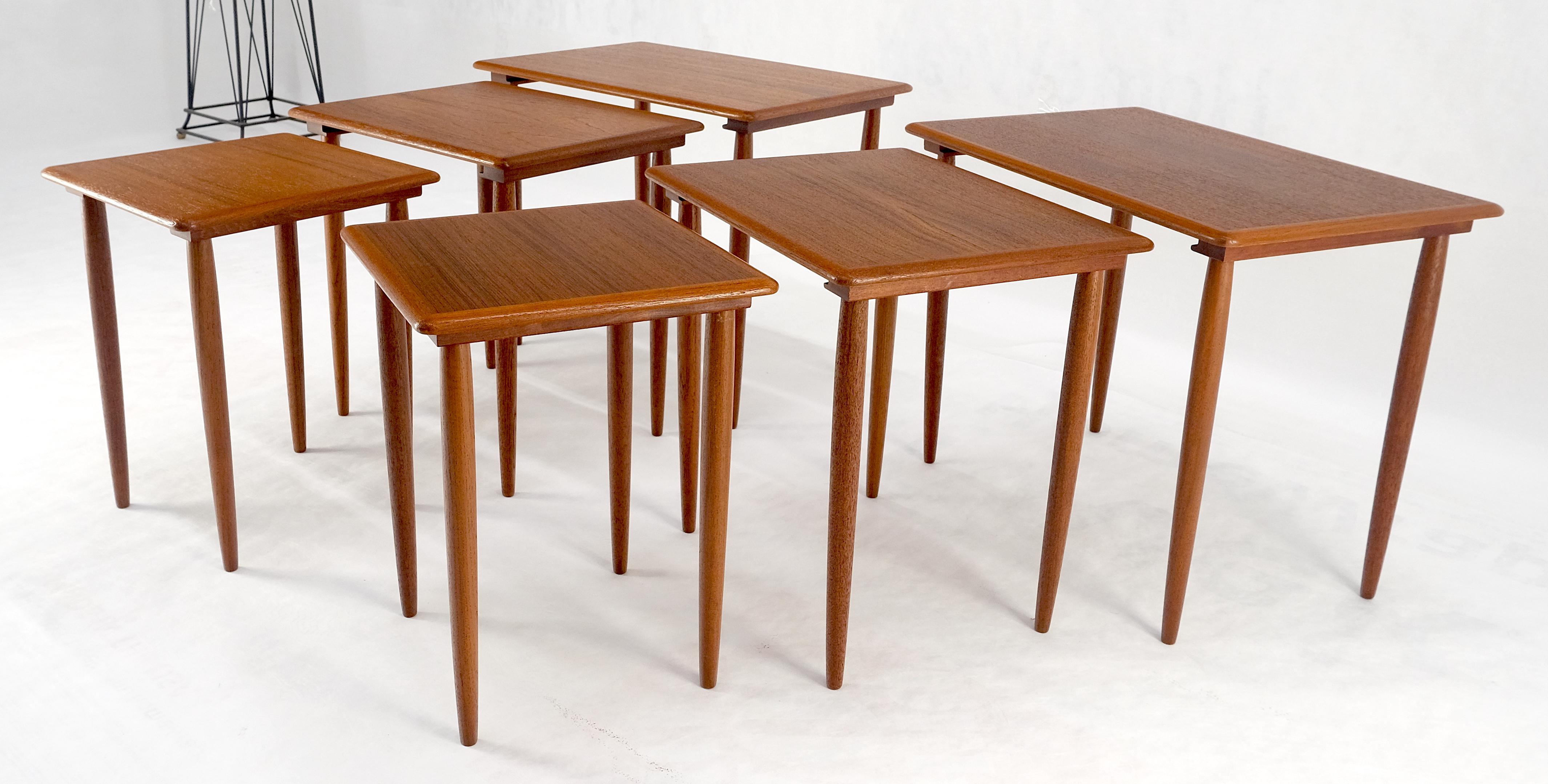 Mid-Century moderno Coppia di 2 set di tavolini in teak danese del Mid Century Modern con gambe a tasselli MINT! in vendita