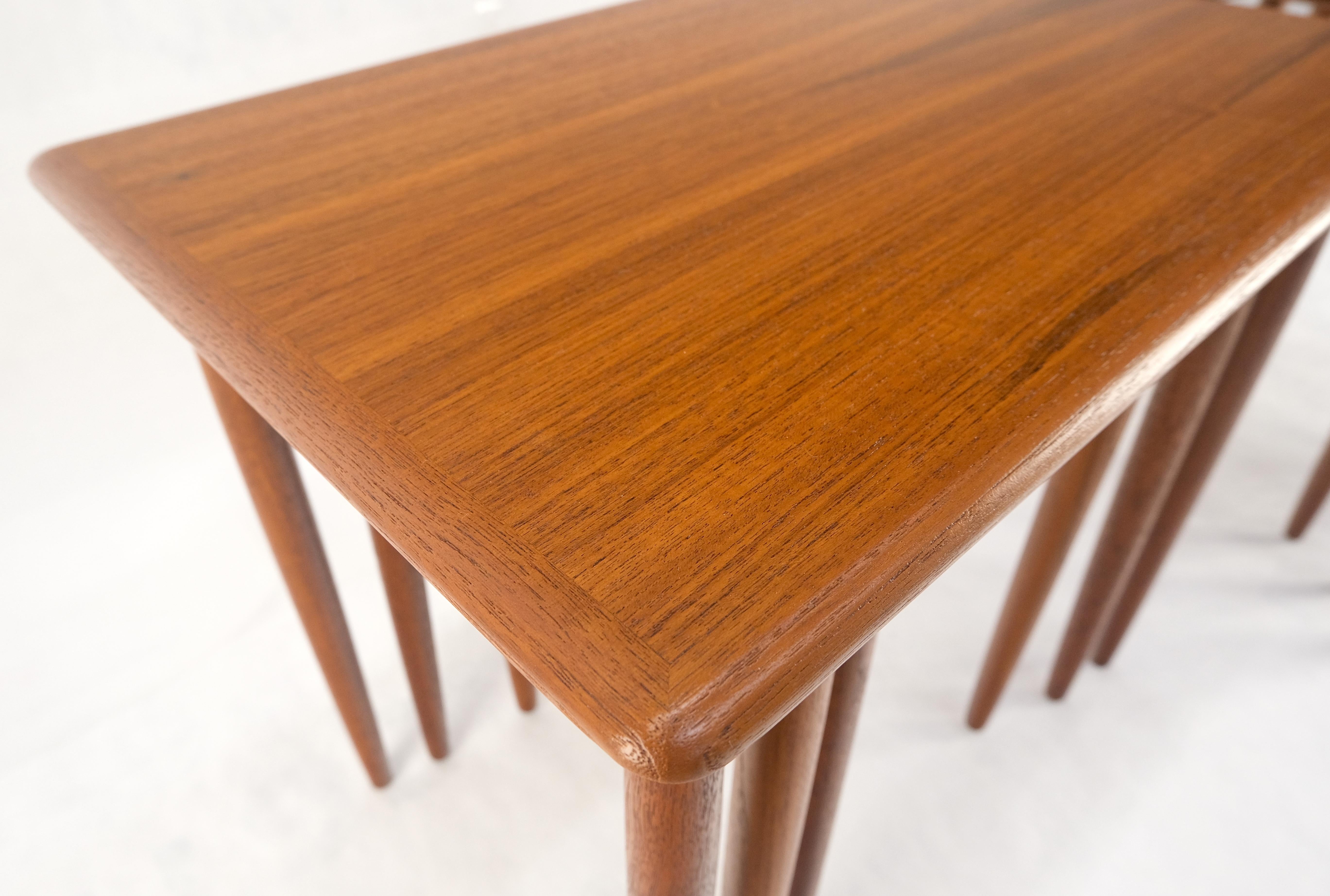 Danese Coppia di 2 set di tavolini in teak danese del Mid Century Modern con gambe a tasselli MINT! in vendita
