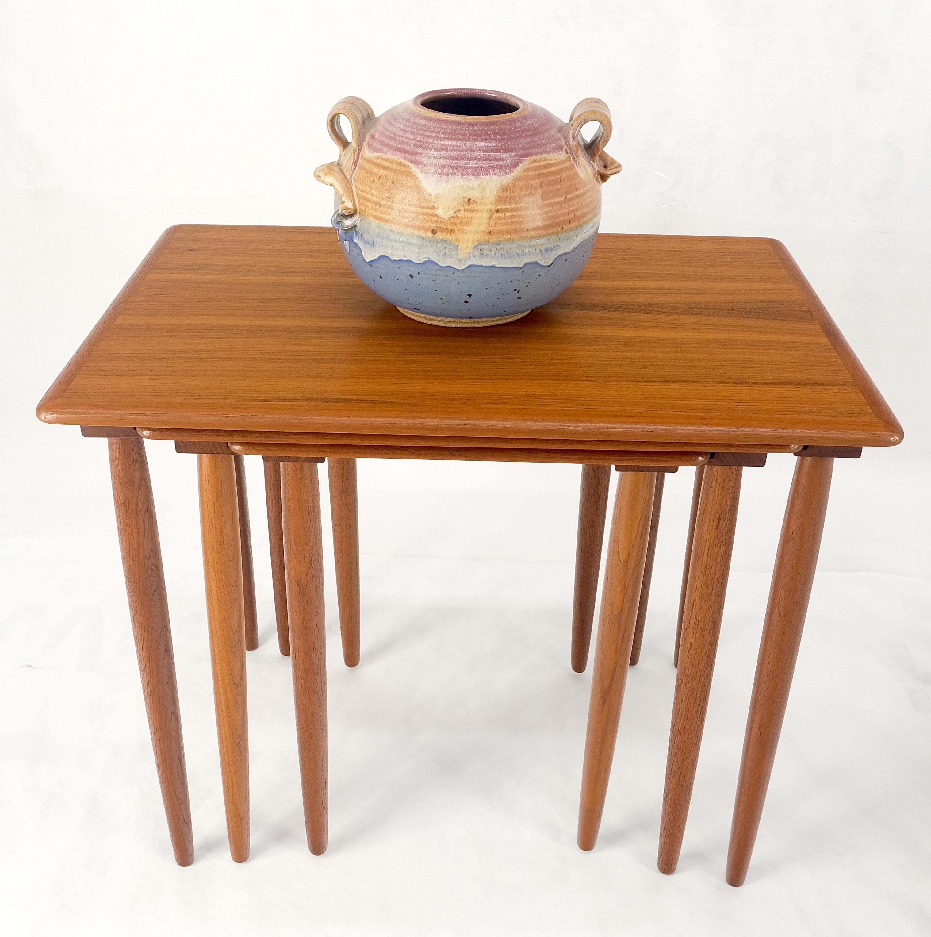 Coppia di 2 set di tavolini in teak danese del Mid Century Modern con gambe a tasselli MINT! In condizioni ottime in vendita a Rockaway, NJ