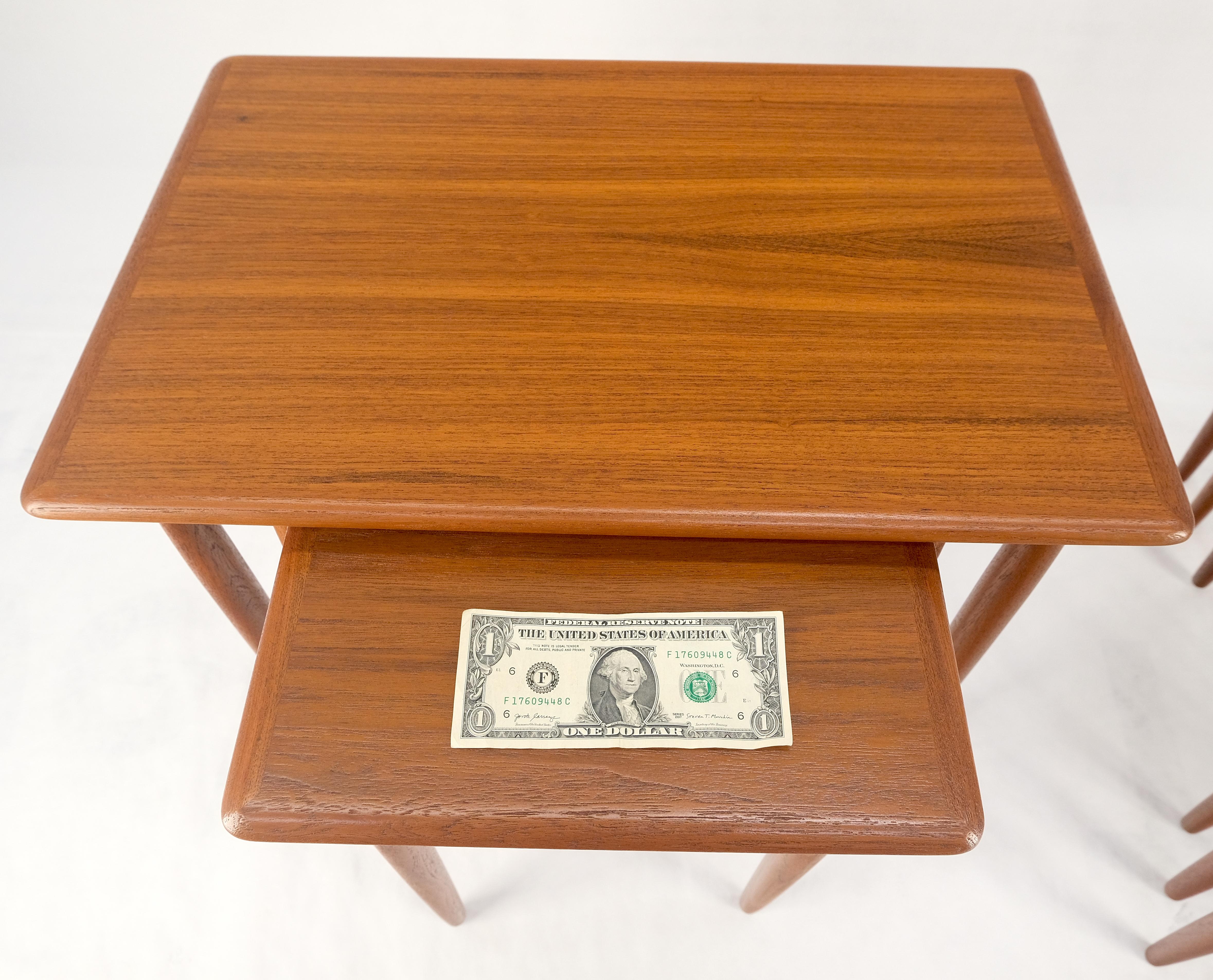 XX secolo Coppia di 2 set di tavolini in teak danese del Mid Century Modern con gambe a tasselli MINT! in vendita