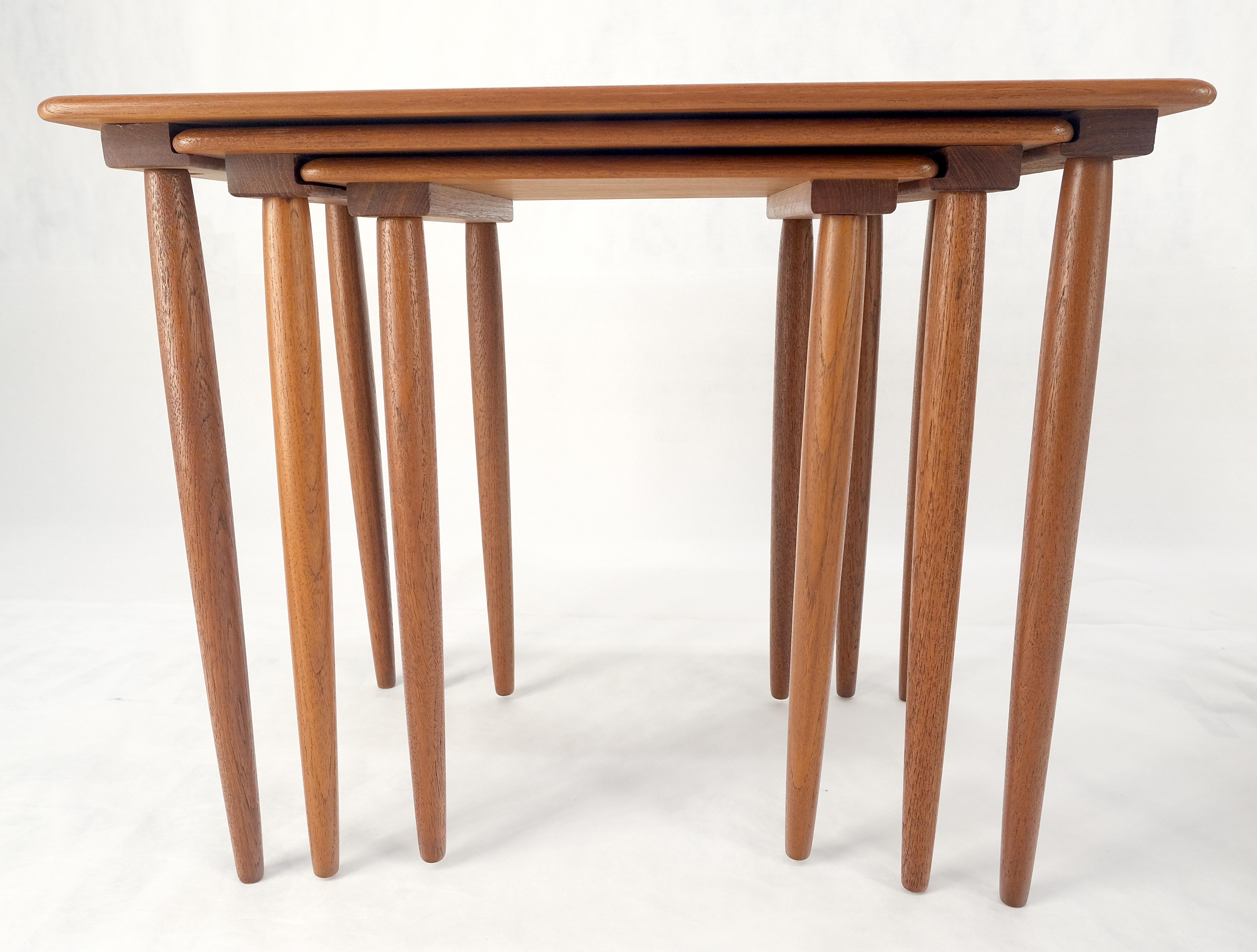 Teak Coppia di 2 set di tavolini in teak danese del Mid Century Modern con gambe a tasselli MINT! in vendita