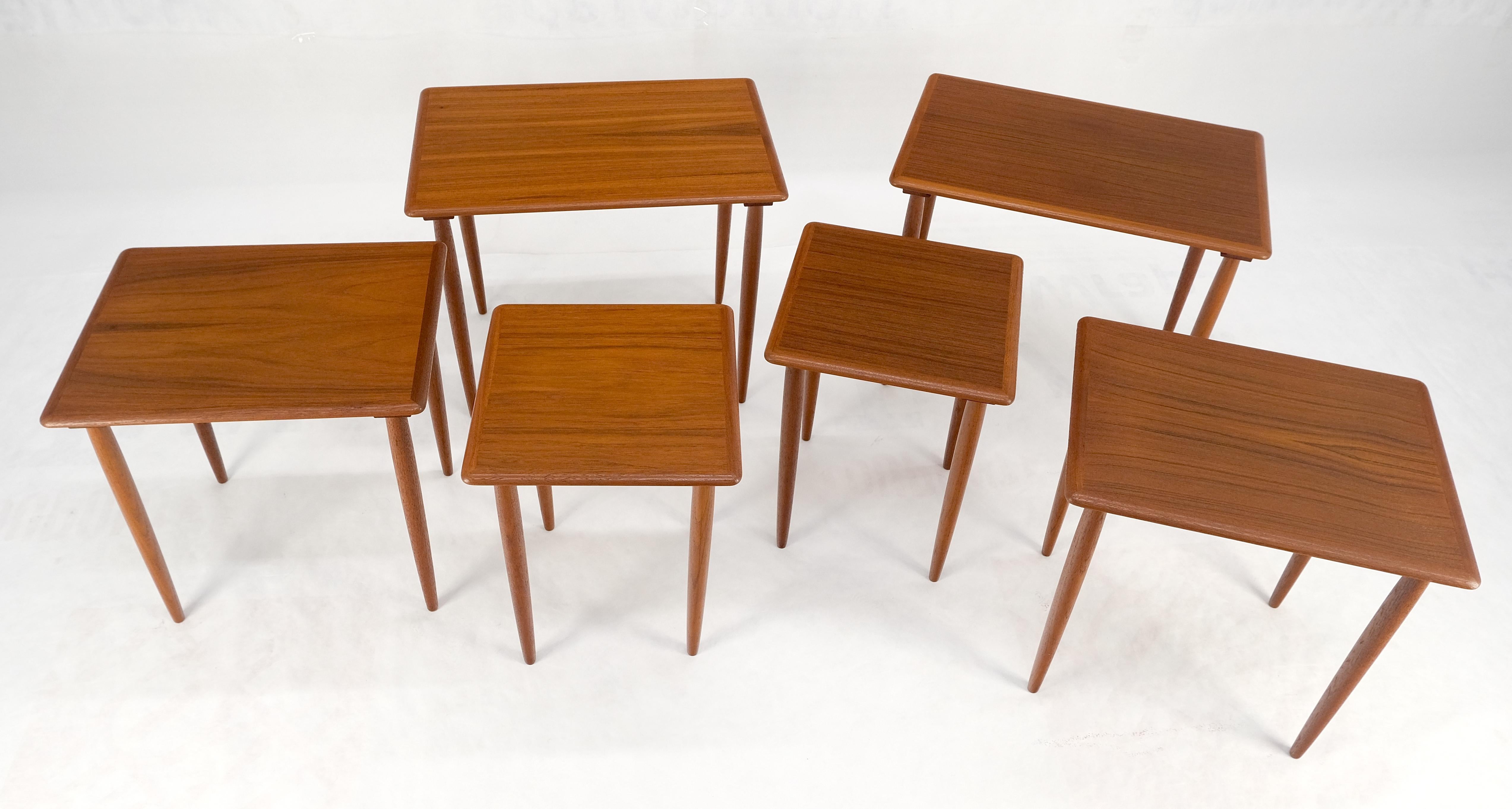 Coppia di 2 set di tavolini in teak danese del Mid Century Modern con gambe a tasselli MINT! in vendita 1