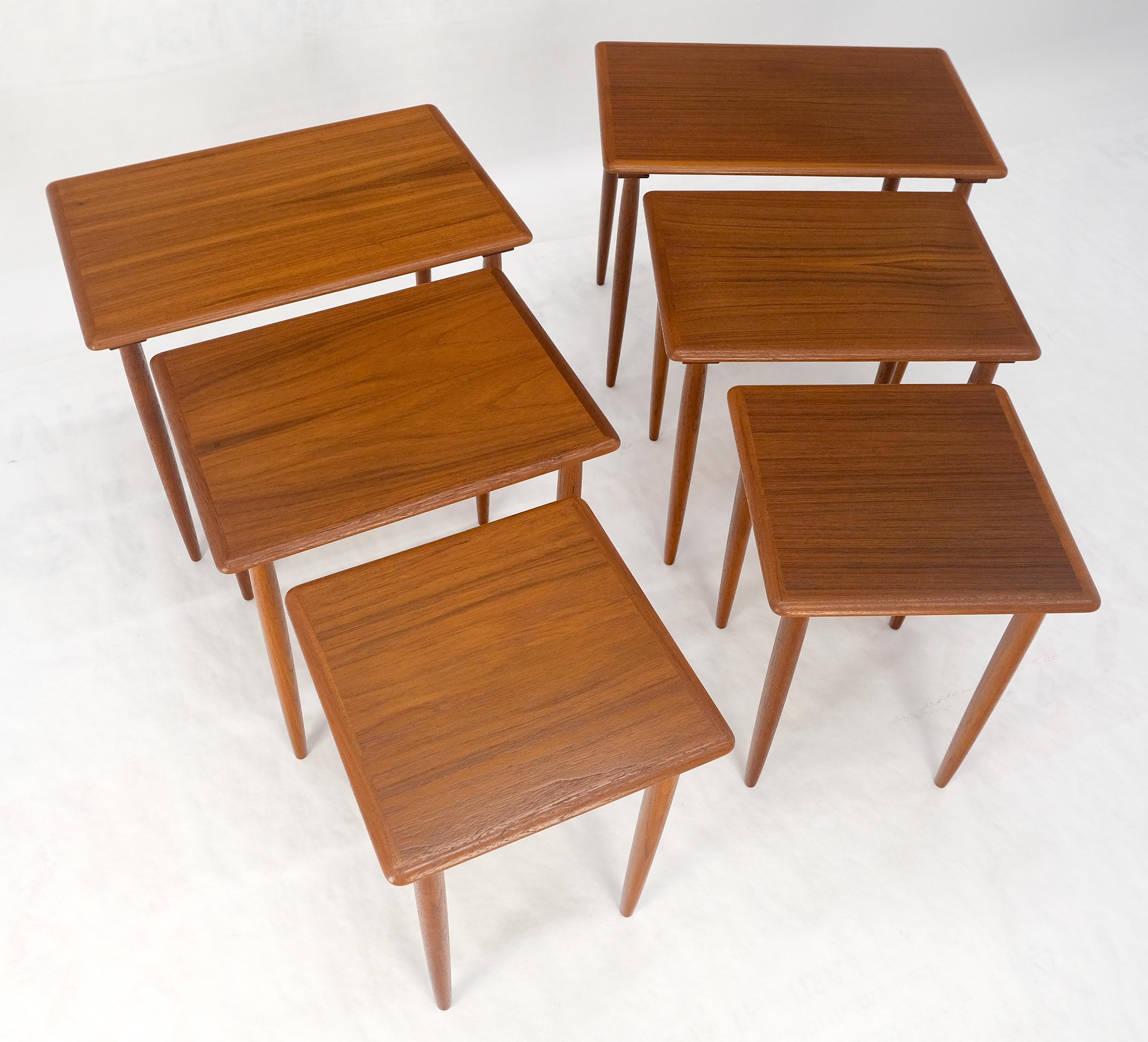 Coppia di 2 set di tavolini in teak danese del Mid Century Modern con gambe a tasselli MINT! in vendita 2