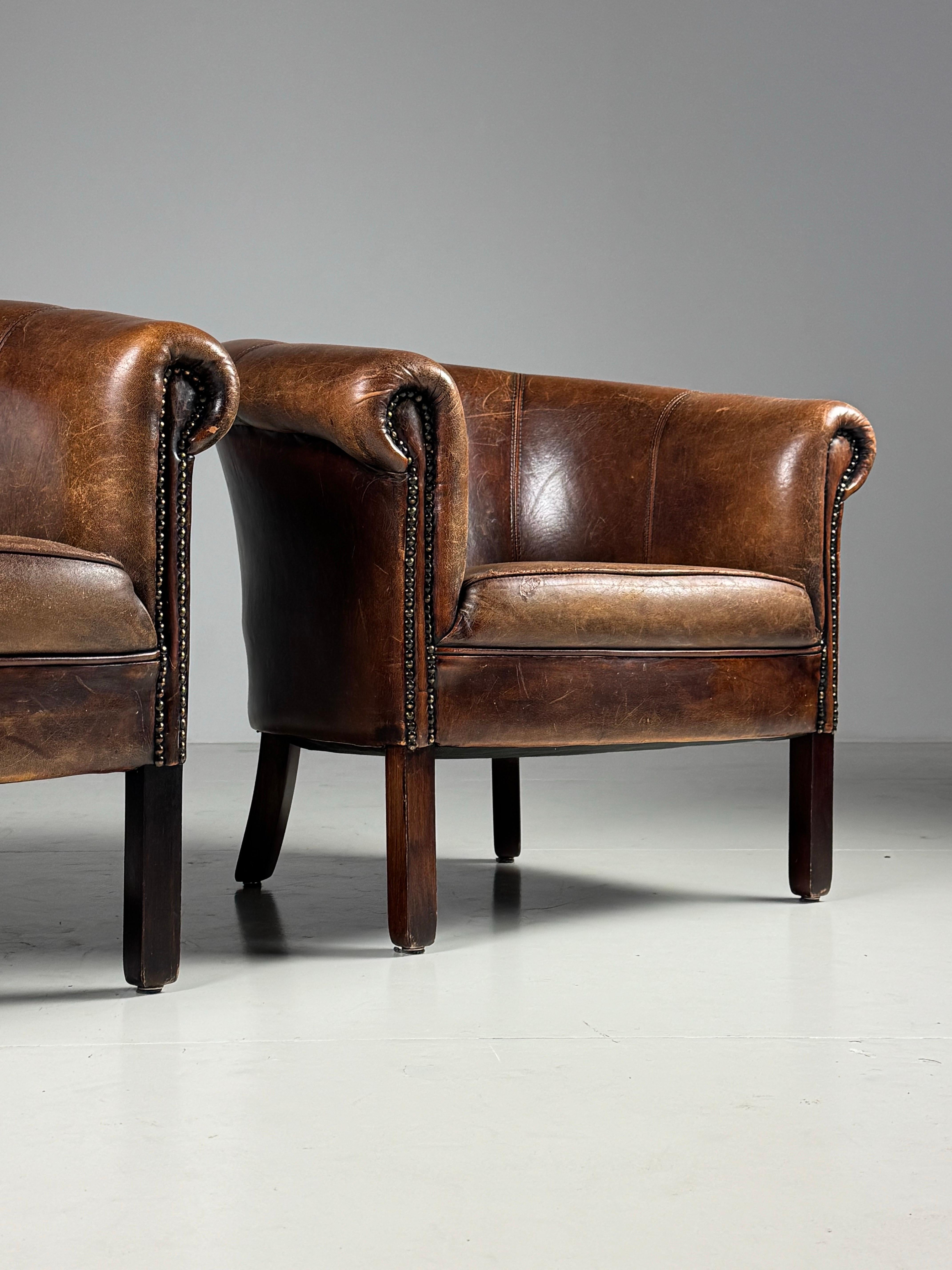 Pair of 2 Sheep’s lesther clubchairs In Good Condition For Sale In MILL, NL