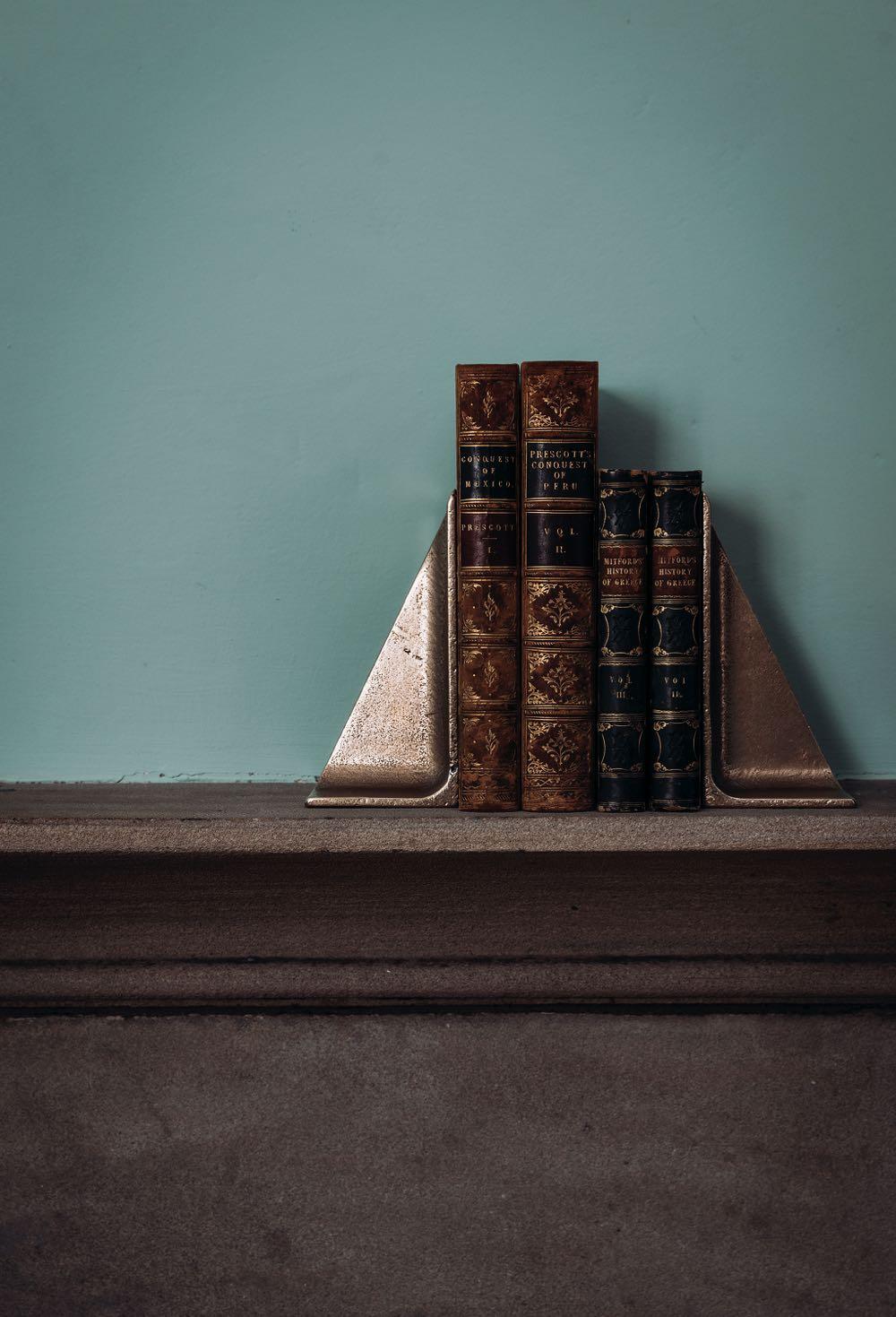 Paar von 2 kleinen strukturellen I-Träger-Buchstützen aus Goldbronze von Henry Wilson (Moderne) im Angebot