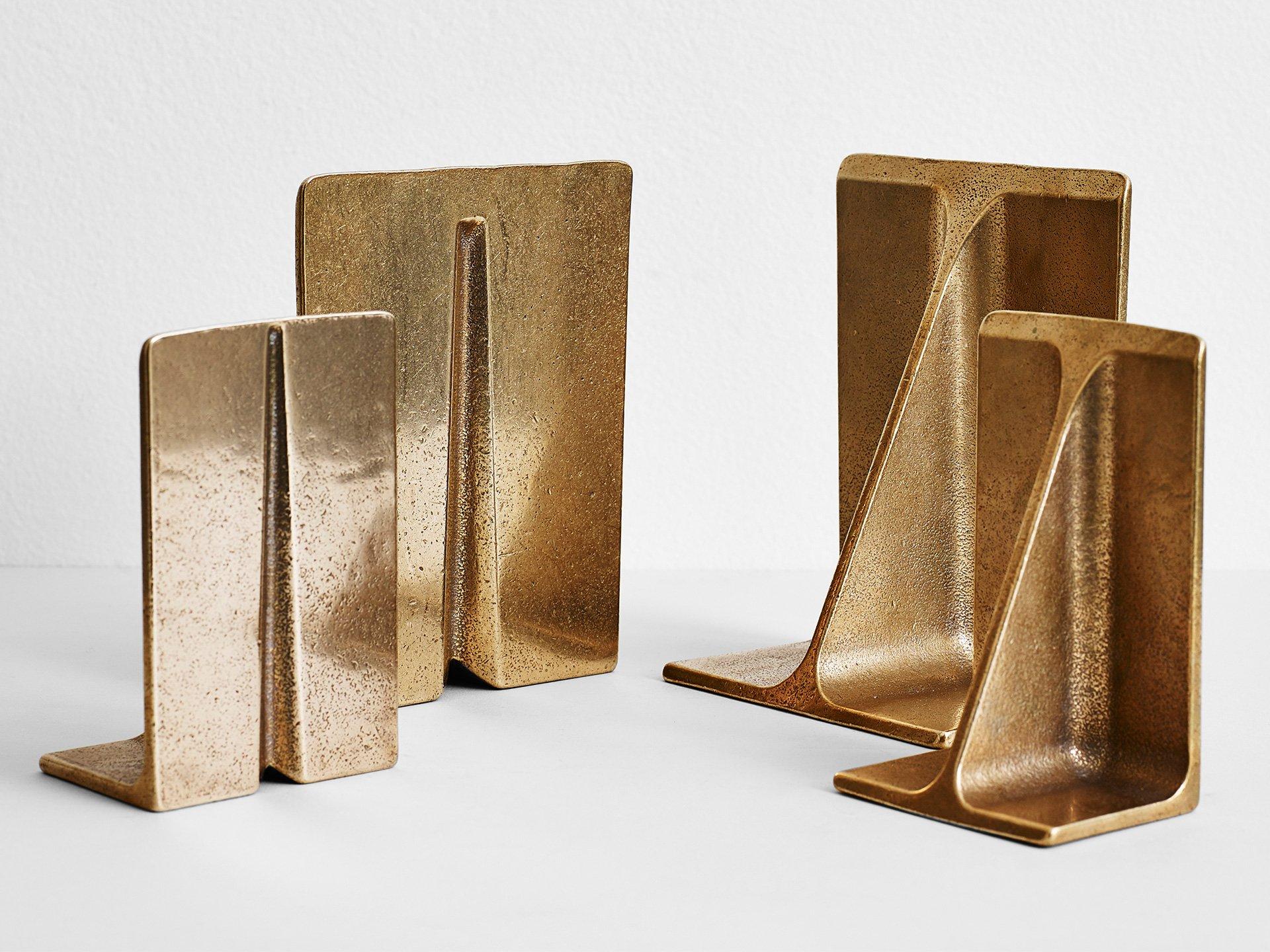 Paar von 2 kleinen strukturellen I-Träger-Buchstützen aus Goldbronze von Henry Wilson (21. Jahrhundert und zeitgenössisch) im Angebot