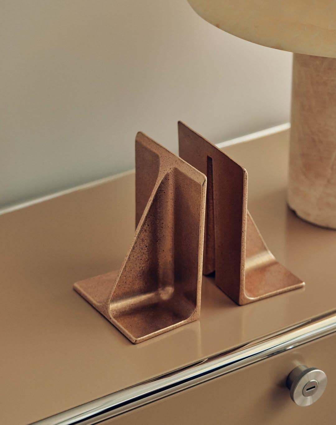 Paar von 2 kleinen strukturellen I-Träger-Buchstützen aus Goldbronze von Henry Wilson im Angebot 5