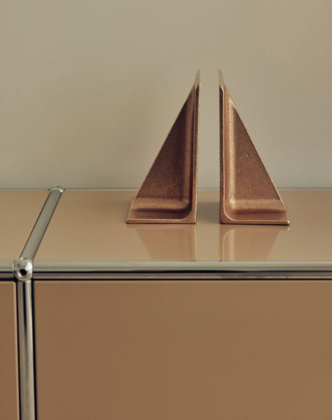 Paar von 2 kleinen strukturellen I-Träger-Buchstützen aus Goldbronze von Henry Wilson im Angebot 6