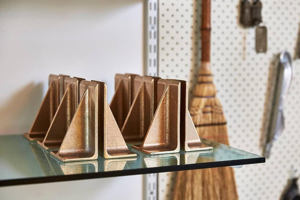 Paar von 2 kleinen strukturellen I-Träger-Buchstützen aus Goldbronze von Henry Wilson im Angebot 7