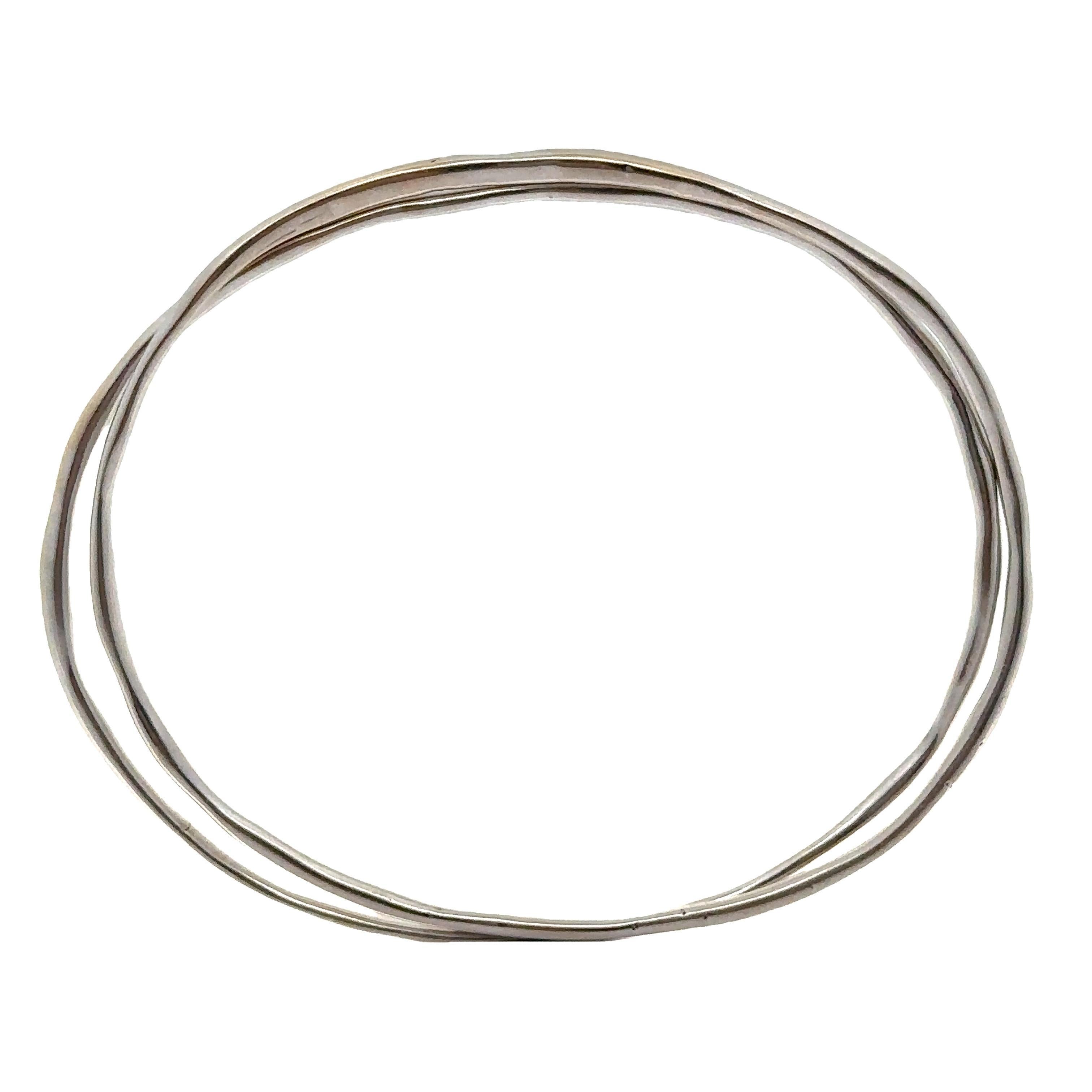 MATERIAL : Or blanc massif 18K
Poids : 16.61 grammes (poids de la paire)
Type : Paire de 2 bracelets à enfiler
Diamètre intérieur : 68,1 mm (2,6