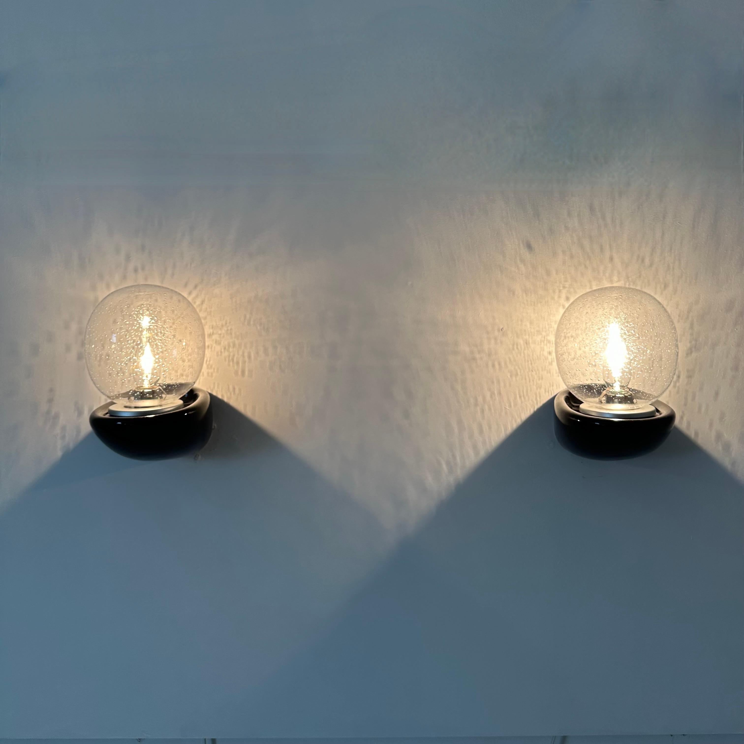 Coppia di 2 lampade da parete in ceramica Sphinx Holland , anni '80

Dimensioni: 17 cm di profondità, 24 cm di altezza, 15 cm di larghezza
Condizioni: Buono
Materiale: Vetro, ceramica
Colore: nero, trasparente