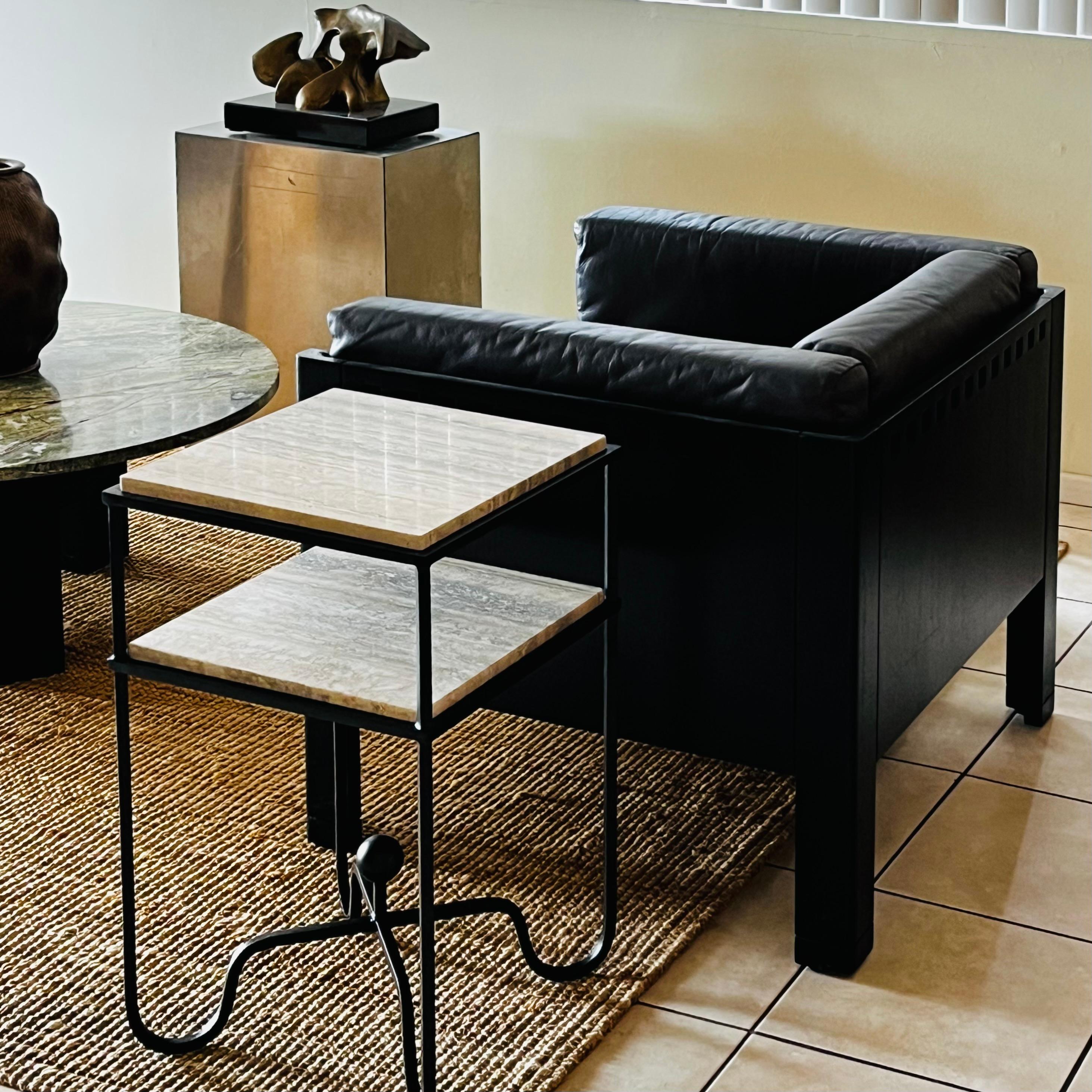 Fer forgé Paire de tables d'appoint Entretoise à 2 niveaux en travertin Silver par Design Frères en vente