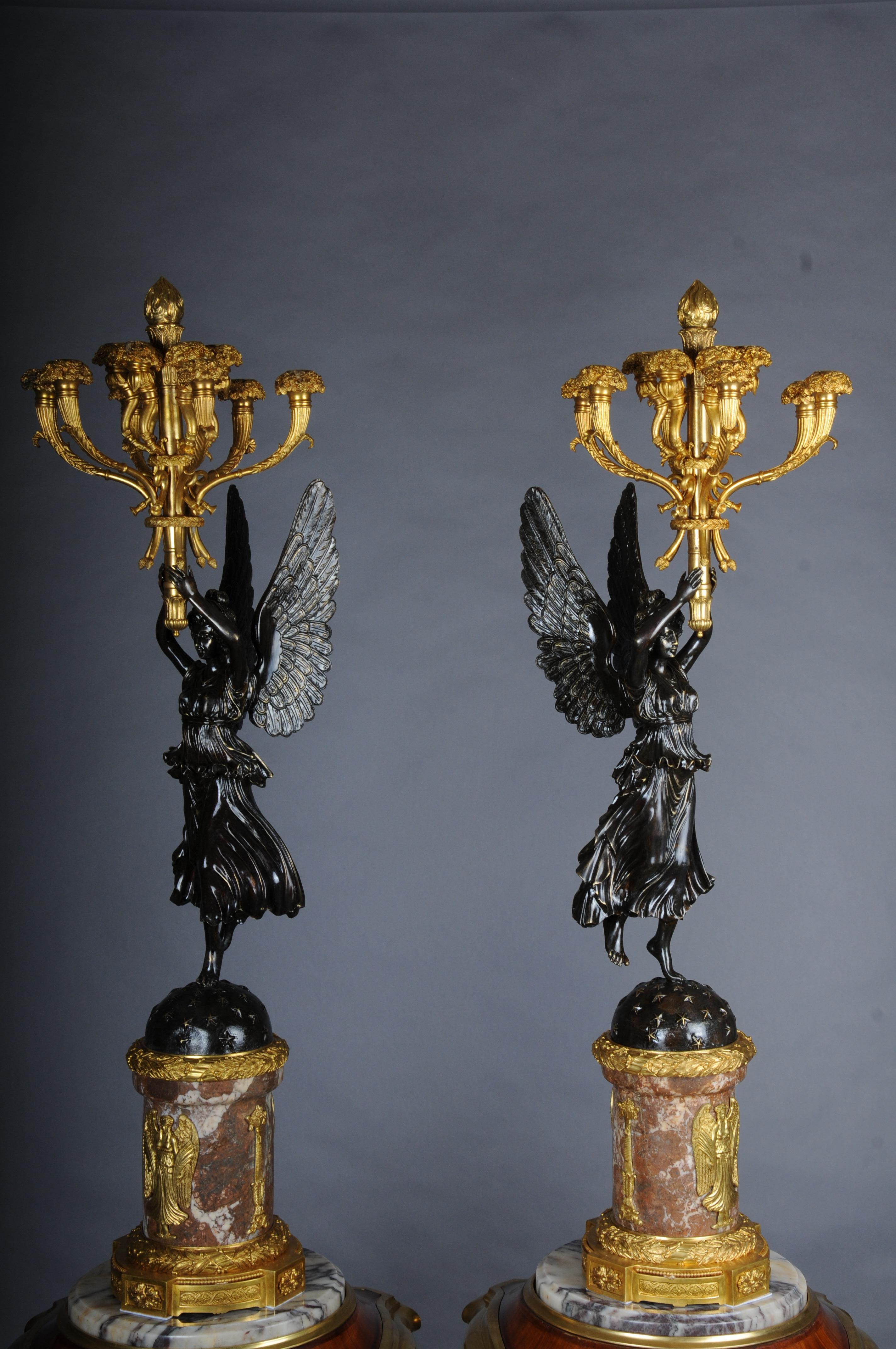 Coppia di 2 candelieri Victoria di Pierre-Philippe Thomire

Bronzo eccezionalmente finemente inciso e scolpito. Completamente scolpito
figure (Victoria). Albero per torcia aerea e manuale con 12 bracci luminosi curvi in stile Horn. Questo modello è
