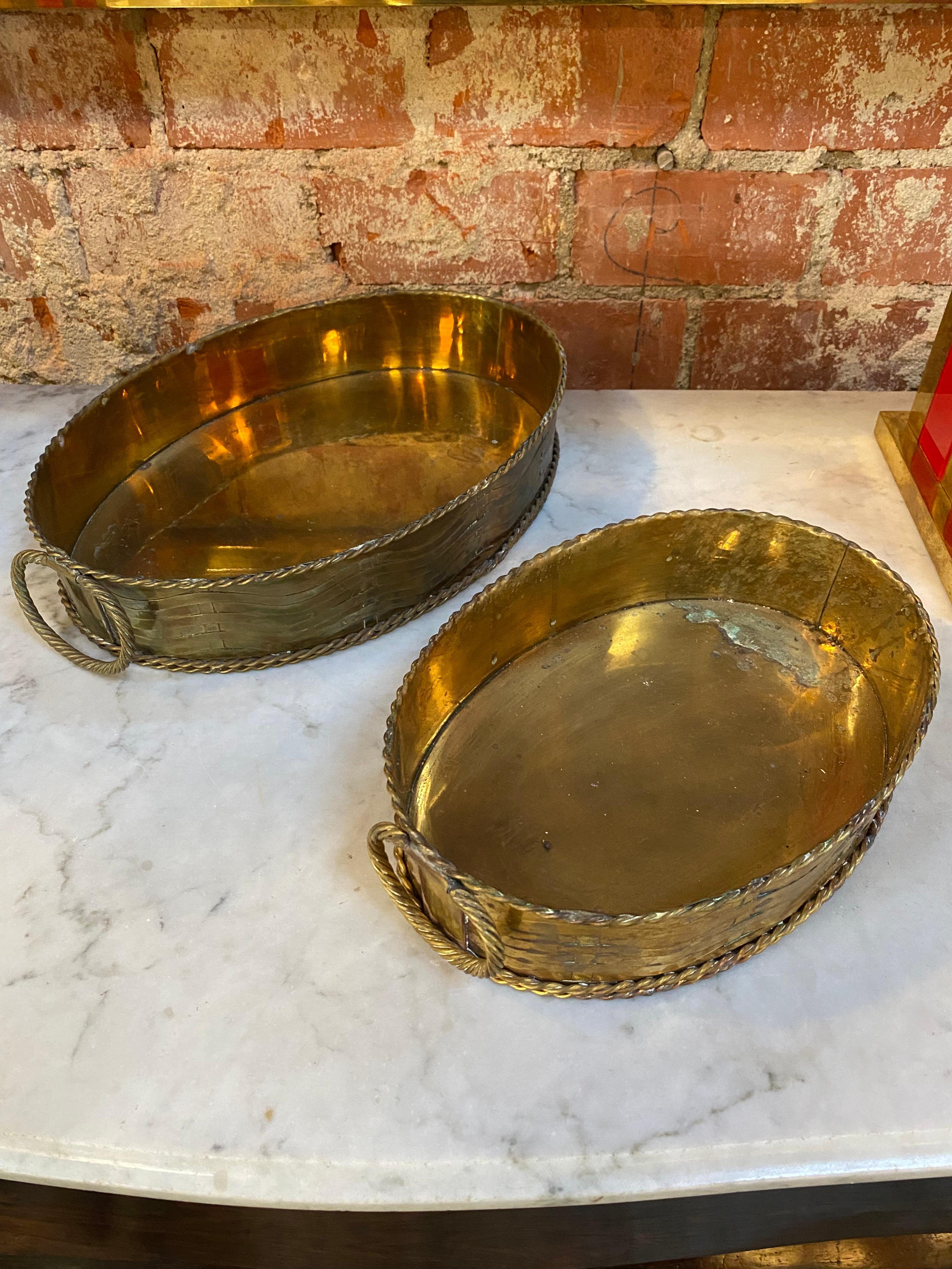 Pair of 2 vintage baskets made with brass. Italy 1950s
Measures: Big W 16 H 3 D 11
Small W12 H3 D9.
 