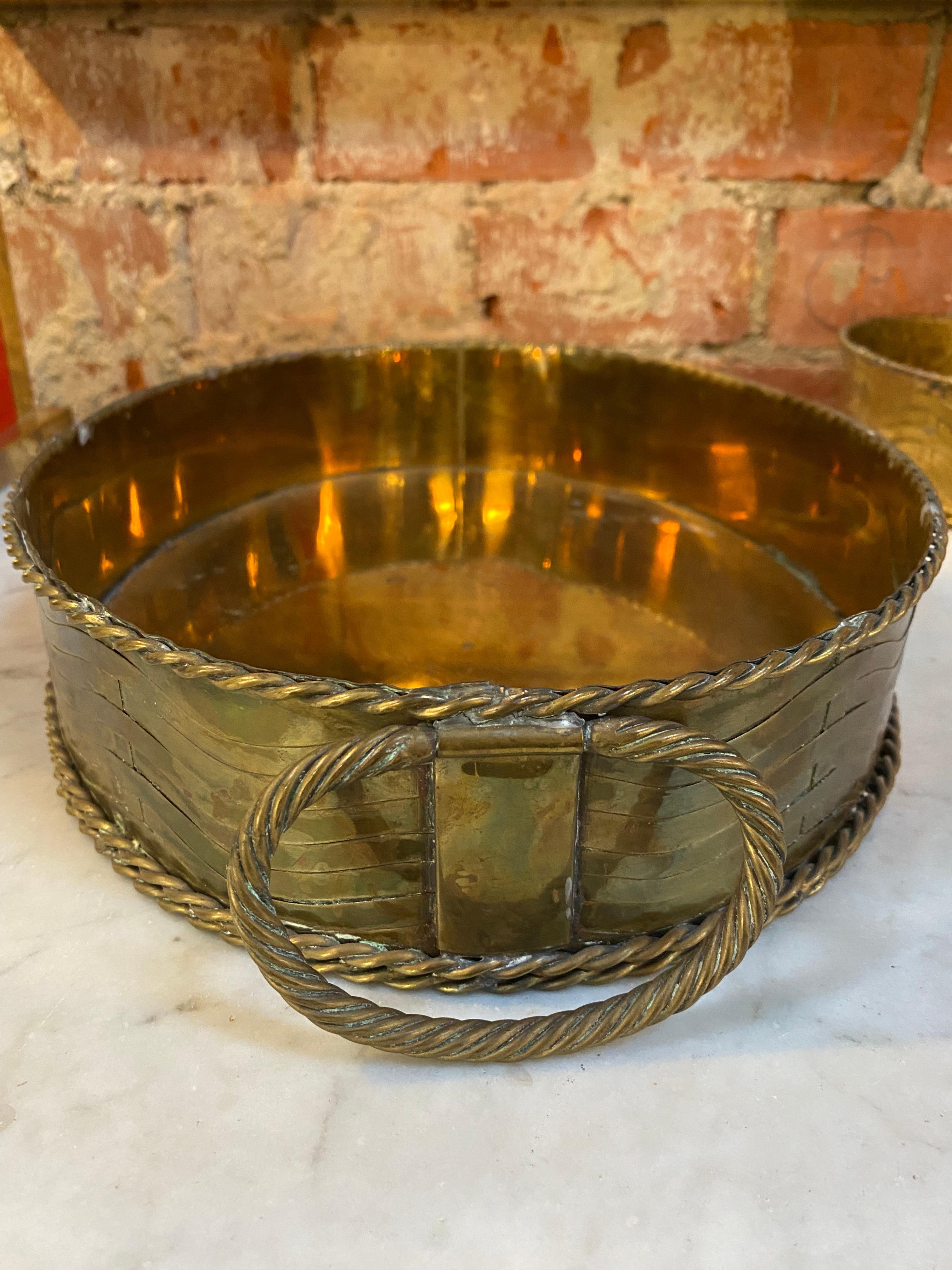 Pair of 2 Vintage and Unique Italian Brass Baskets 1950 In Good Condition For Sale In Los Angeles, CA