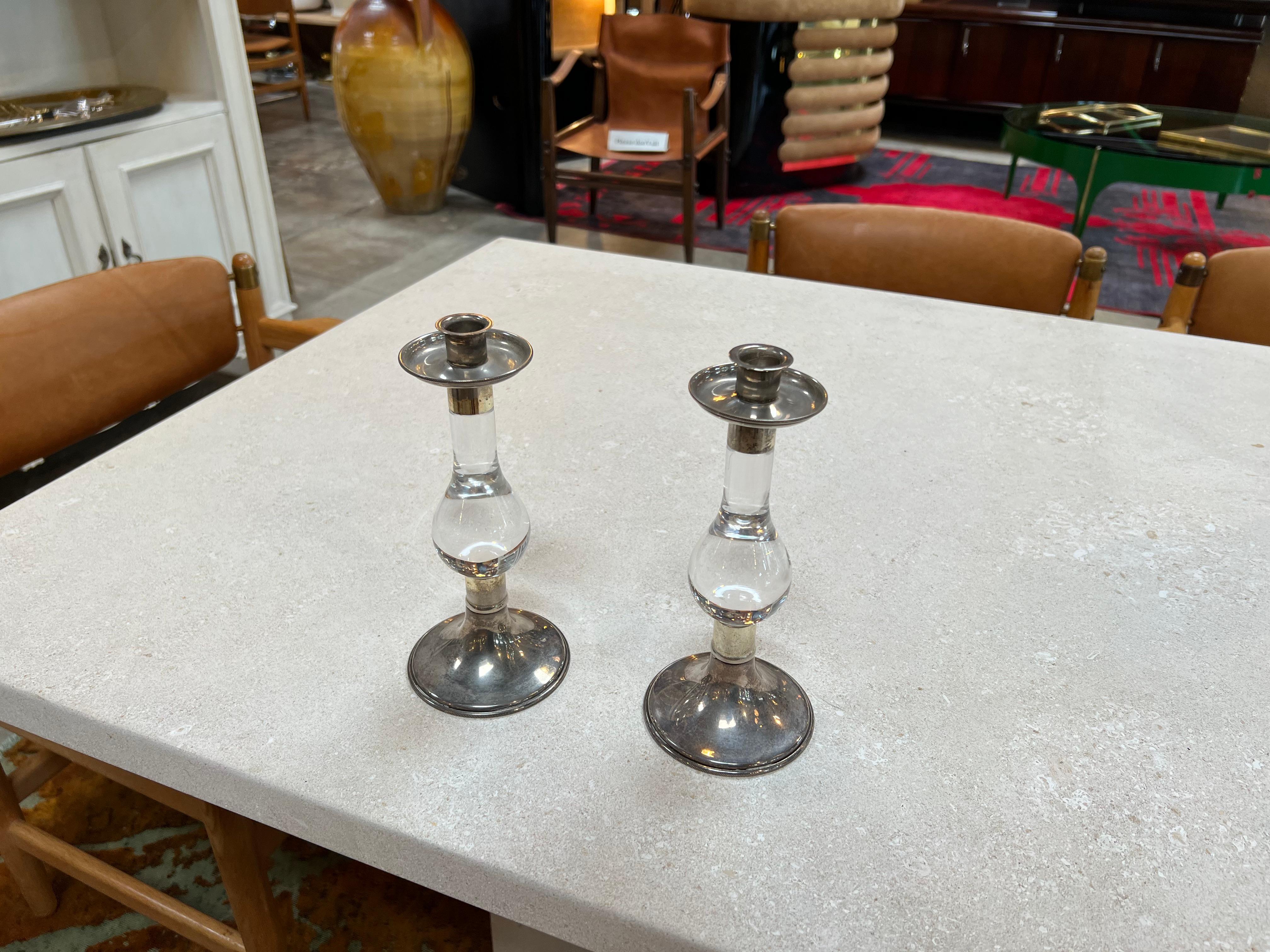 Wir präsentieren ein Paar von 2 italienischen Vintage-Kerzenhaltern aus den 1960er Jahren, eine harmonische Verbindung von Silber und Kristallglas. Diese exquisiten Stücke strahlen zeitlose Schönheit aus. Ihr silberner Ober- und Unterteil versprüht