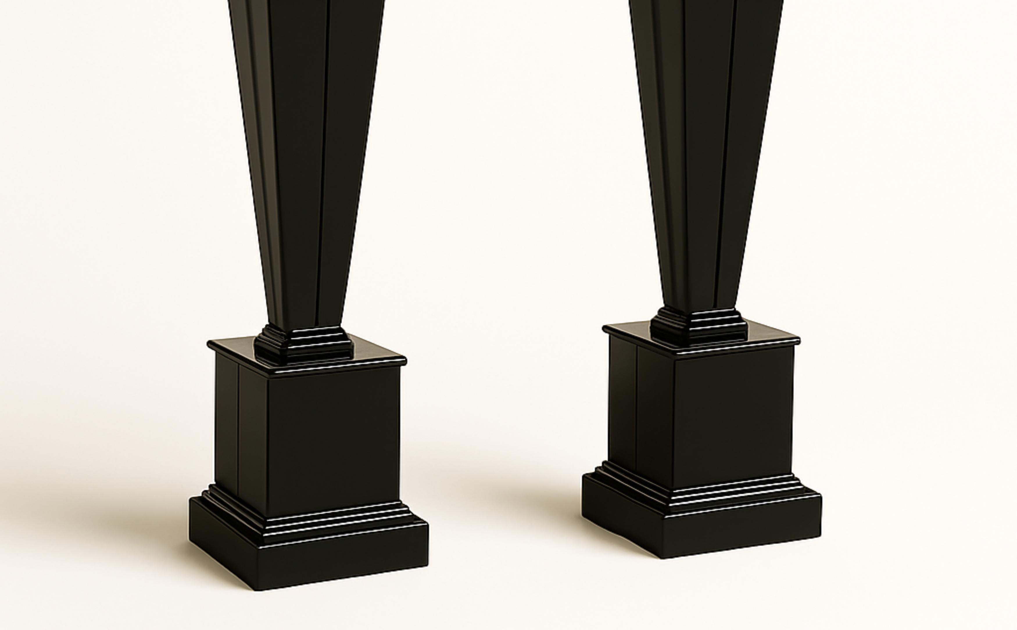 20ième siècle Paire de colonnes à piédestal en noyer Art déco, 20e siècle en vente