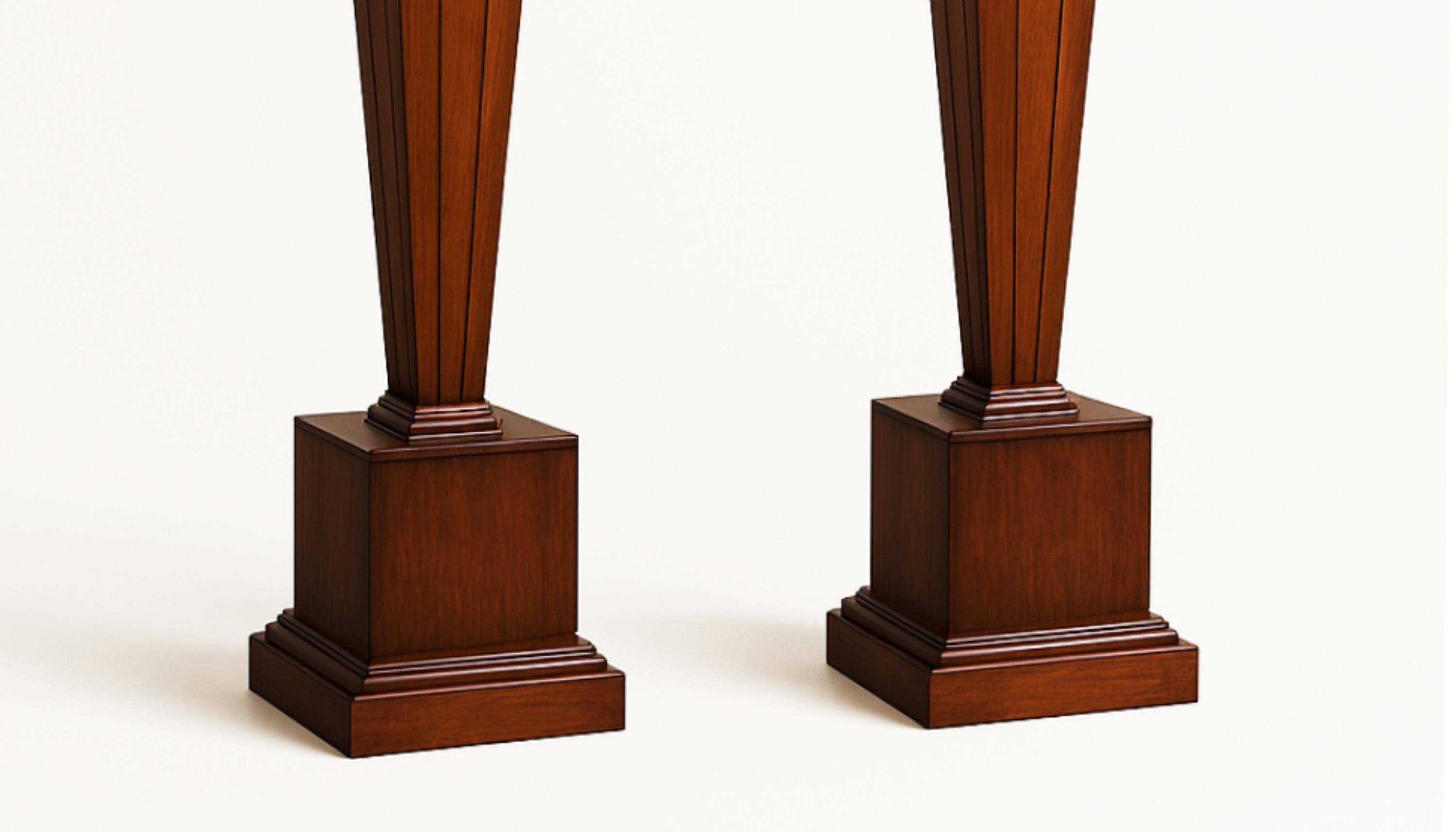 Art déco Paire de colonnes à piédestal Art Déco en noyer, 20e siècle en vente