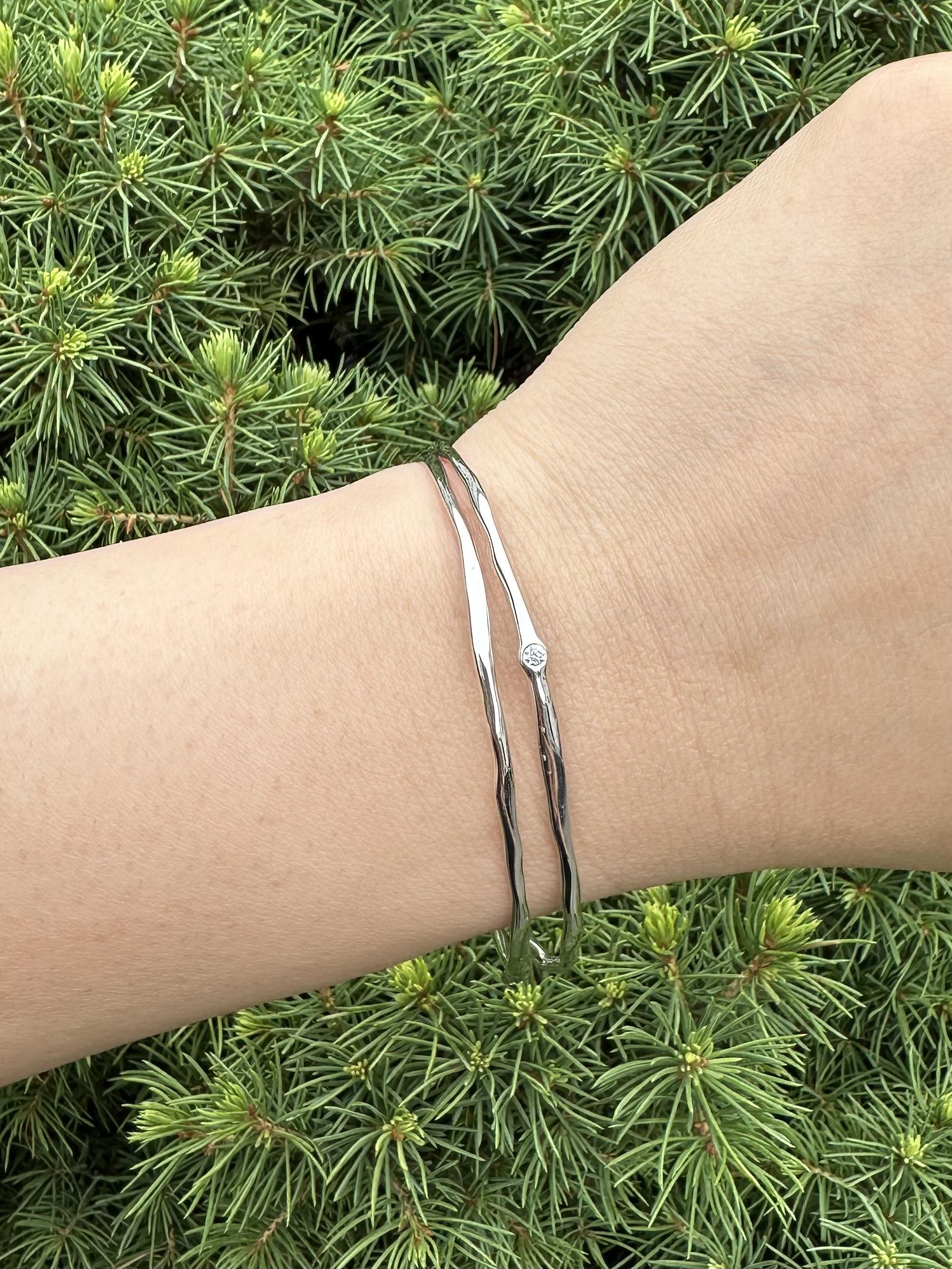 Coppia di 2 braccialetti in oro bianco con diamante a castone da 0,16 carati, liberi di essere indossati in vendita 2