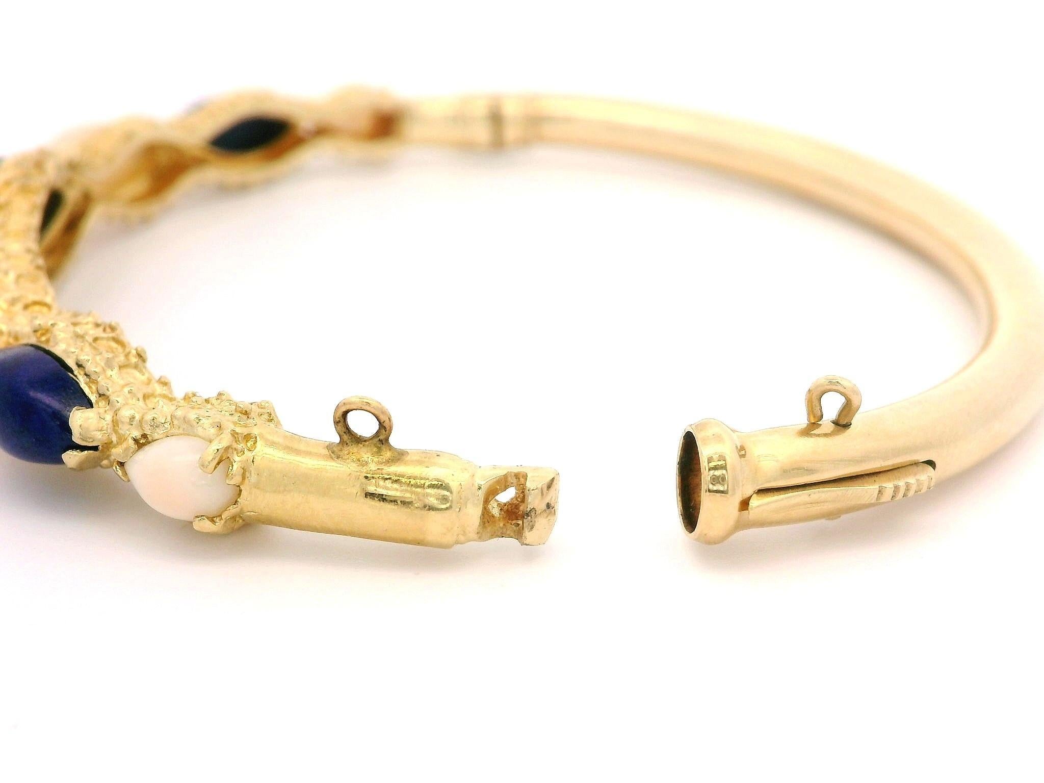 Taille cabochon Paire de 2 bracelets à charnière en or jaune avec cabochon de lapis, corail et opale en vente