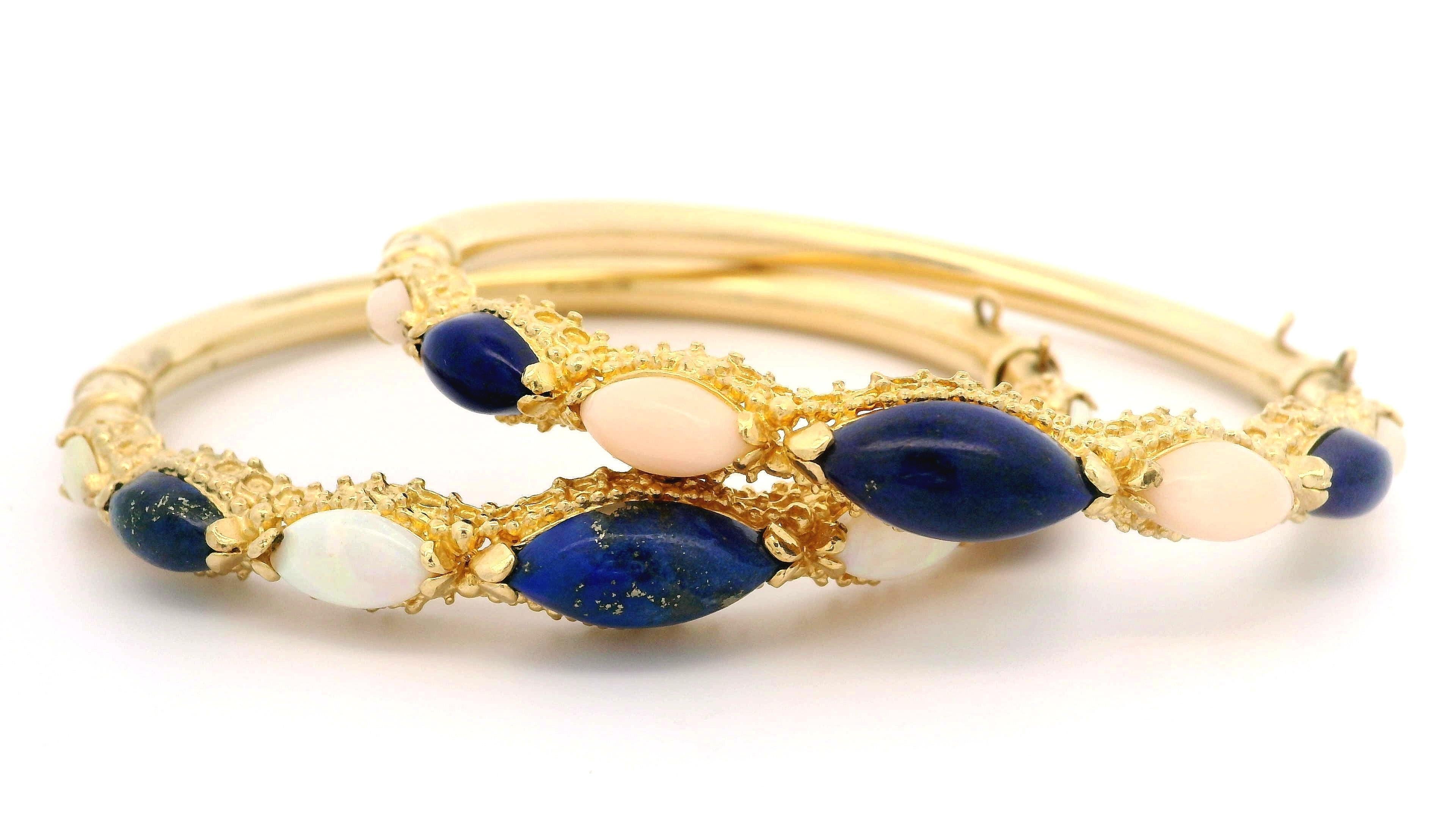 Paire de 2 bracelets à charnière en or jaune avec cabochon de lapis, corail et opale Excellent état - En vente à Montclair, NJ