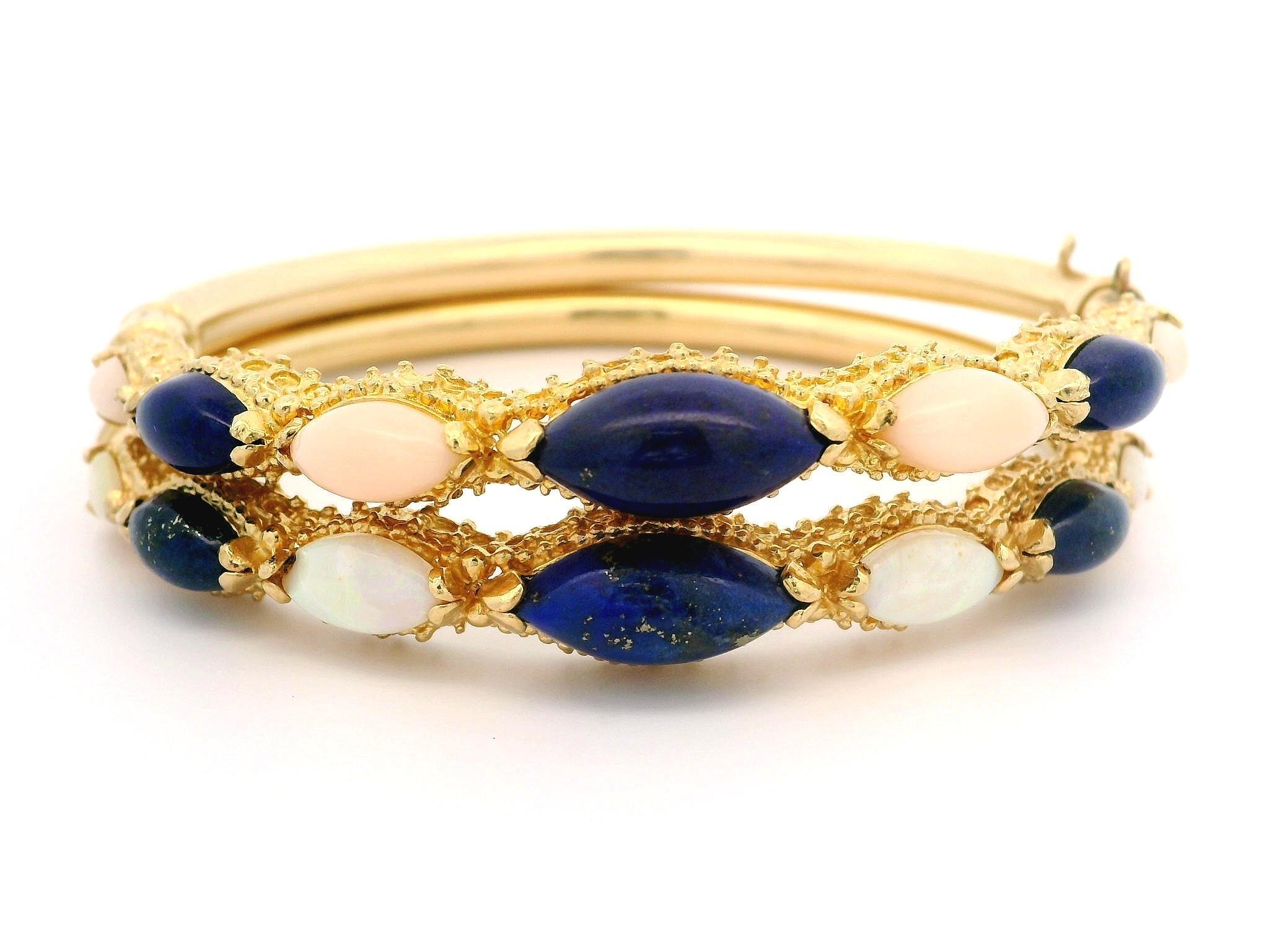 Paire de 2 bracelets à charnière en or jaune avec cabochon de lapis, corail et opale Pour femmes en vente