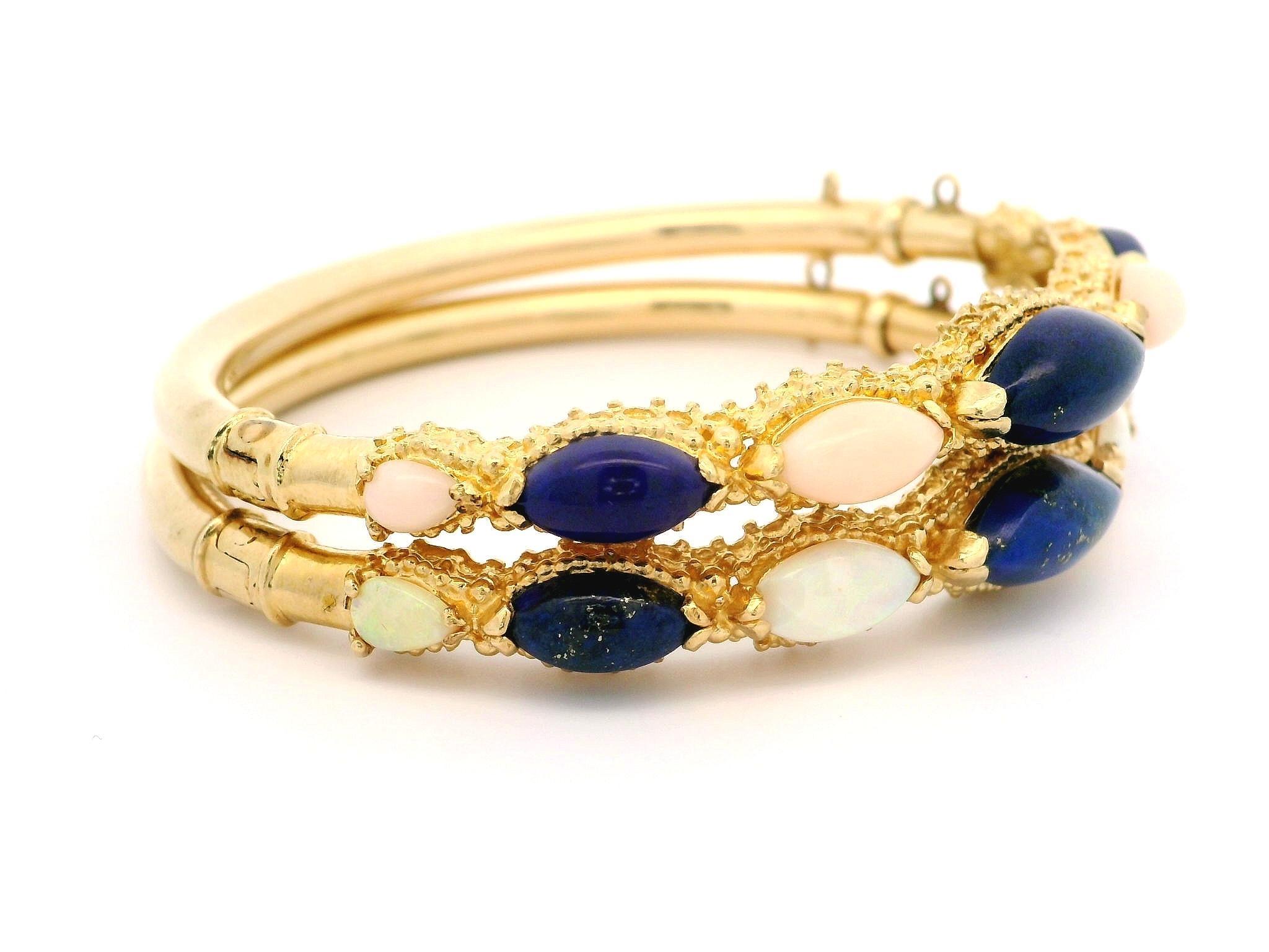 Paire de 2 bracelets à charnière en or jaune avec cabochon de lapis, corail et opale en vente 1