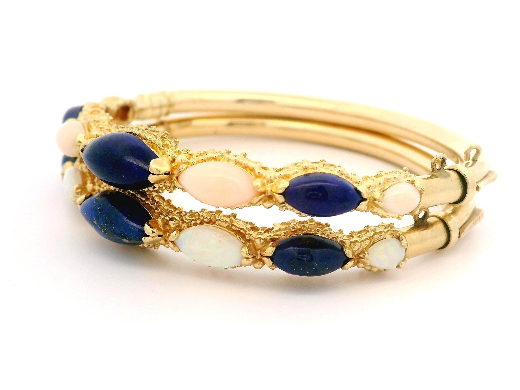 Paire de 2 bracelets à charnière en or jaune avec cabochon de lapis, corail et opale en vente 2