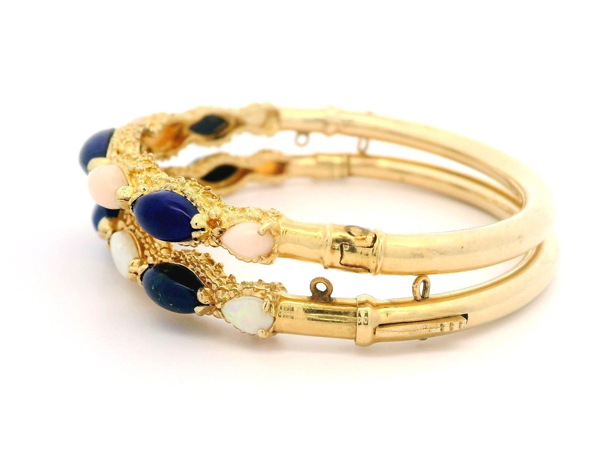 Paire de 2 bracelets à charnière en or jaune avec cabochon de lapis, corail et opale en vente 3