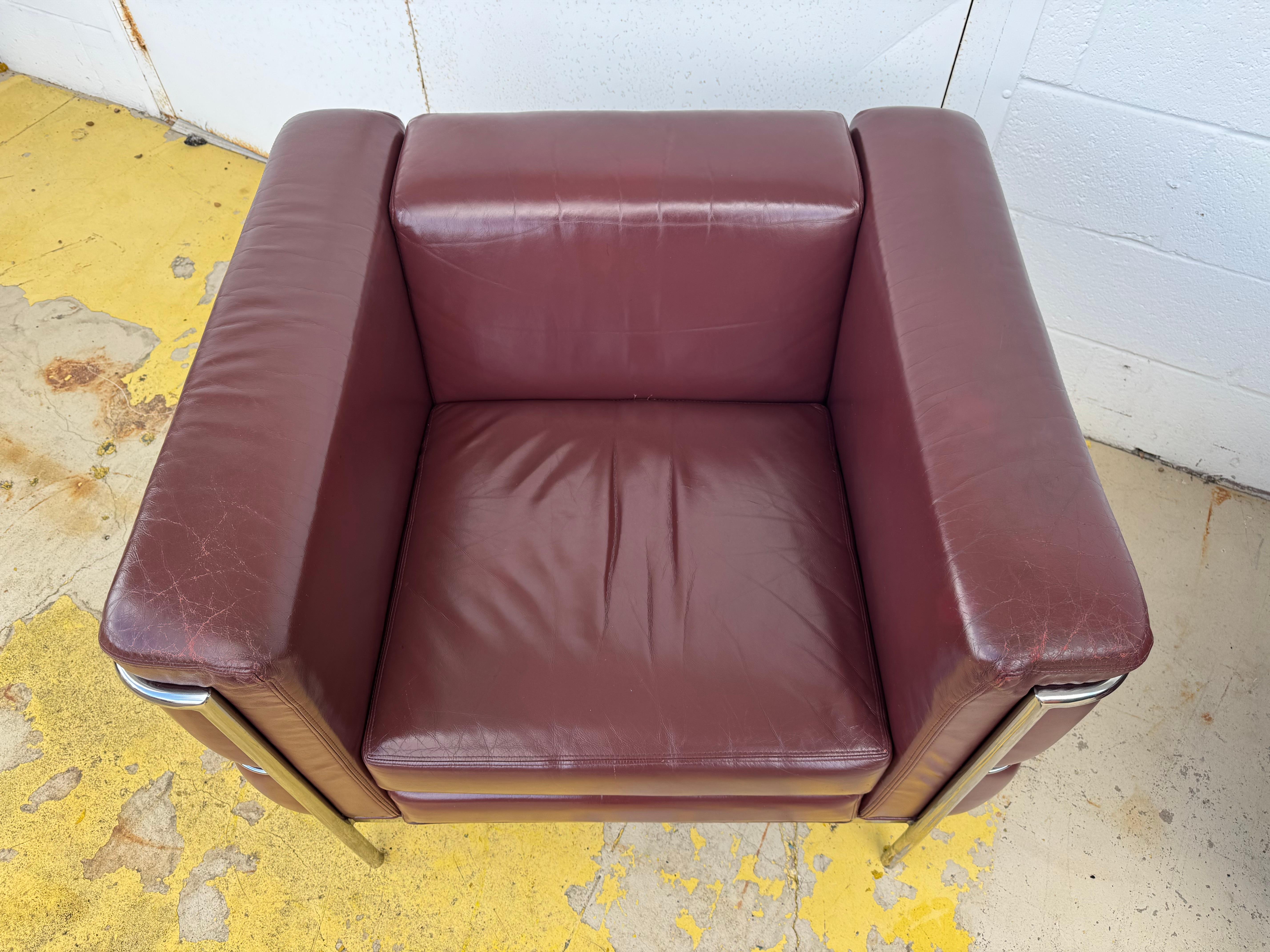 XXI secolo e contemporaneo Coppia di poltrone Le Corbusier LC3 20/123 di Cartwright, Jeanneret, e Perriand in vendita