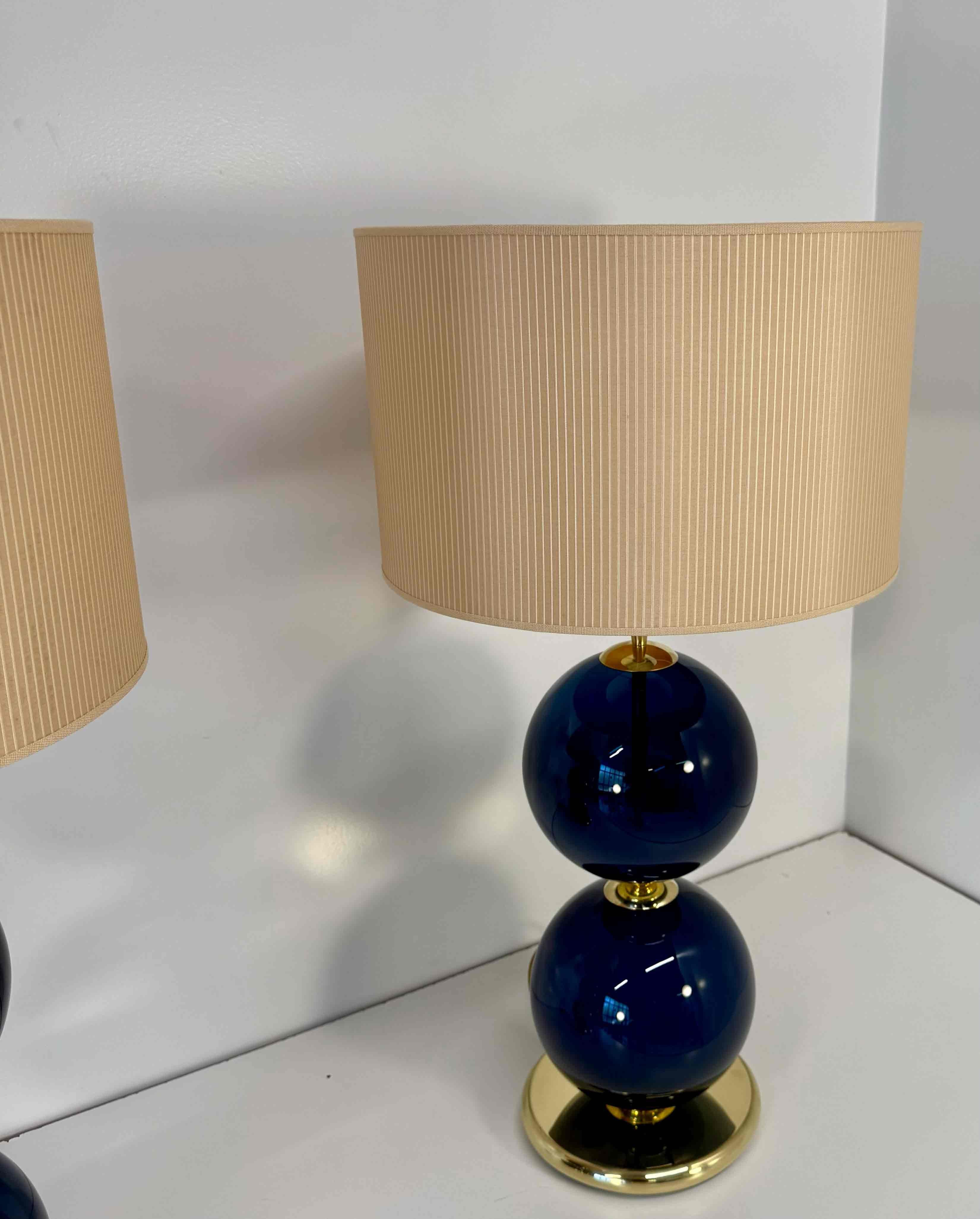 italien Paire de lampes en verre de Murano des années 2000 avec sphères bleues et abat-jour ivoire en vente