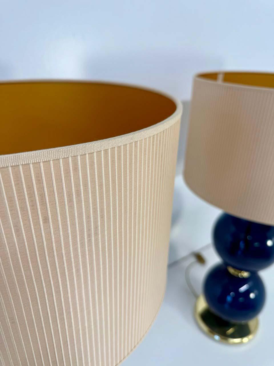 Paire de lampes en verre de Murano des années 2000 avec sphères bleues et abat-jour ivoire Bon état - En vente à Meda, MB