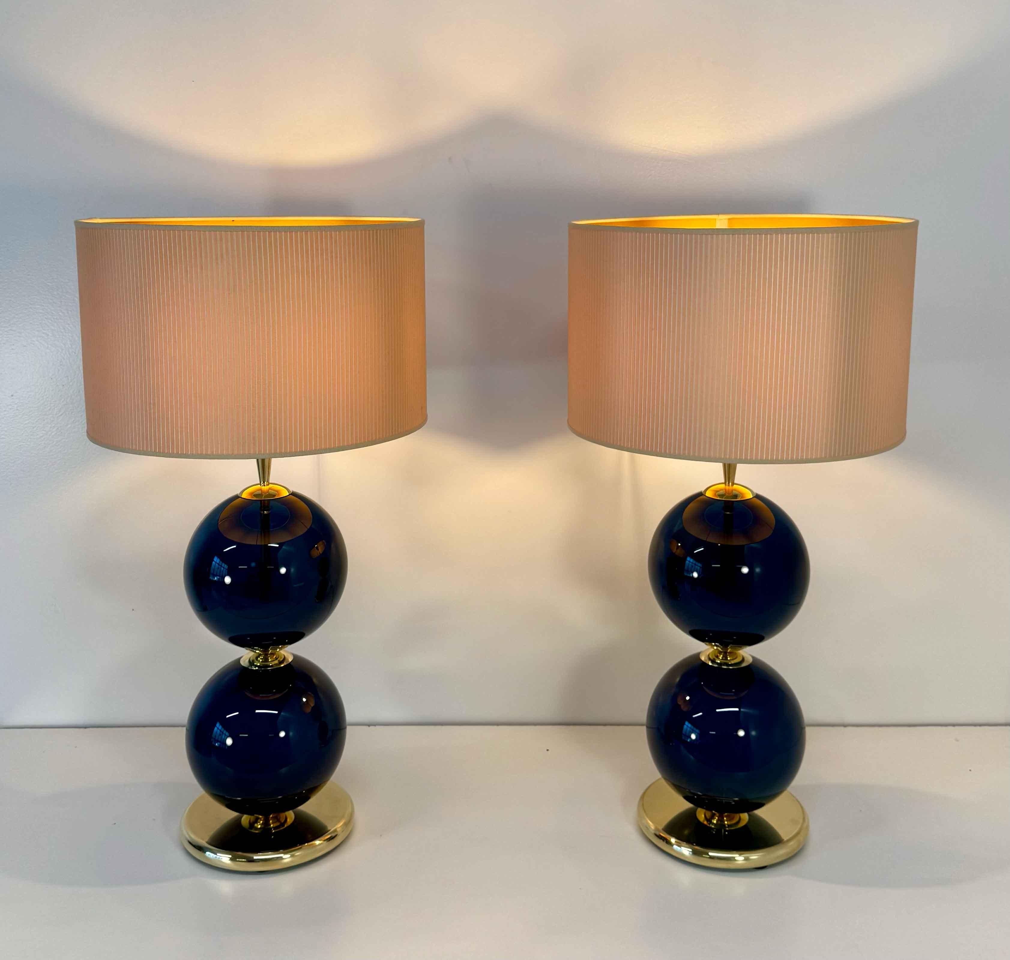 XXIe siècle et contemporain Paire de lampes en verre de Murano des années 2000 avec sphères bleues et abat-jour ivoire en vente