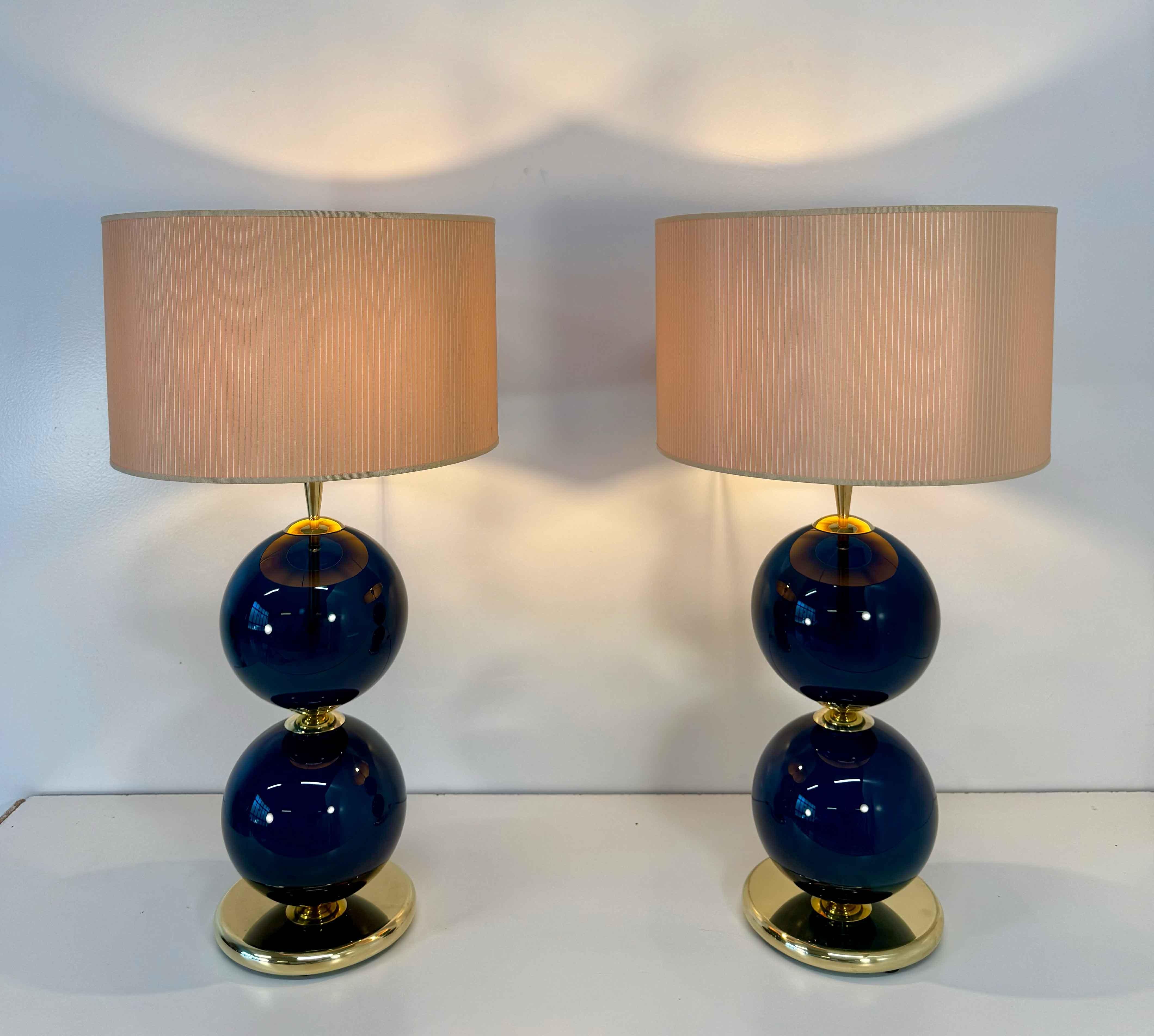 Verre de Murano Paire de lampes en verre de Murano des années 2000 avec sphères bleues et abat-jour ivoire en vente