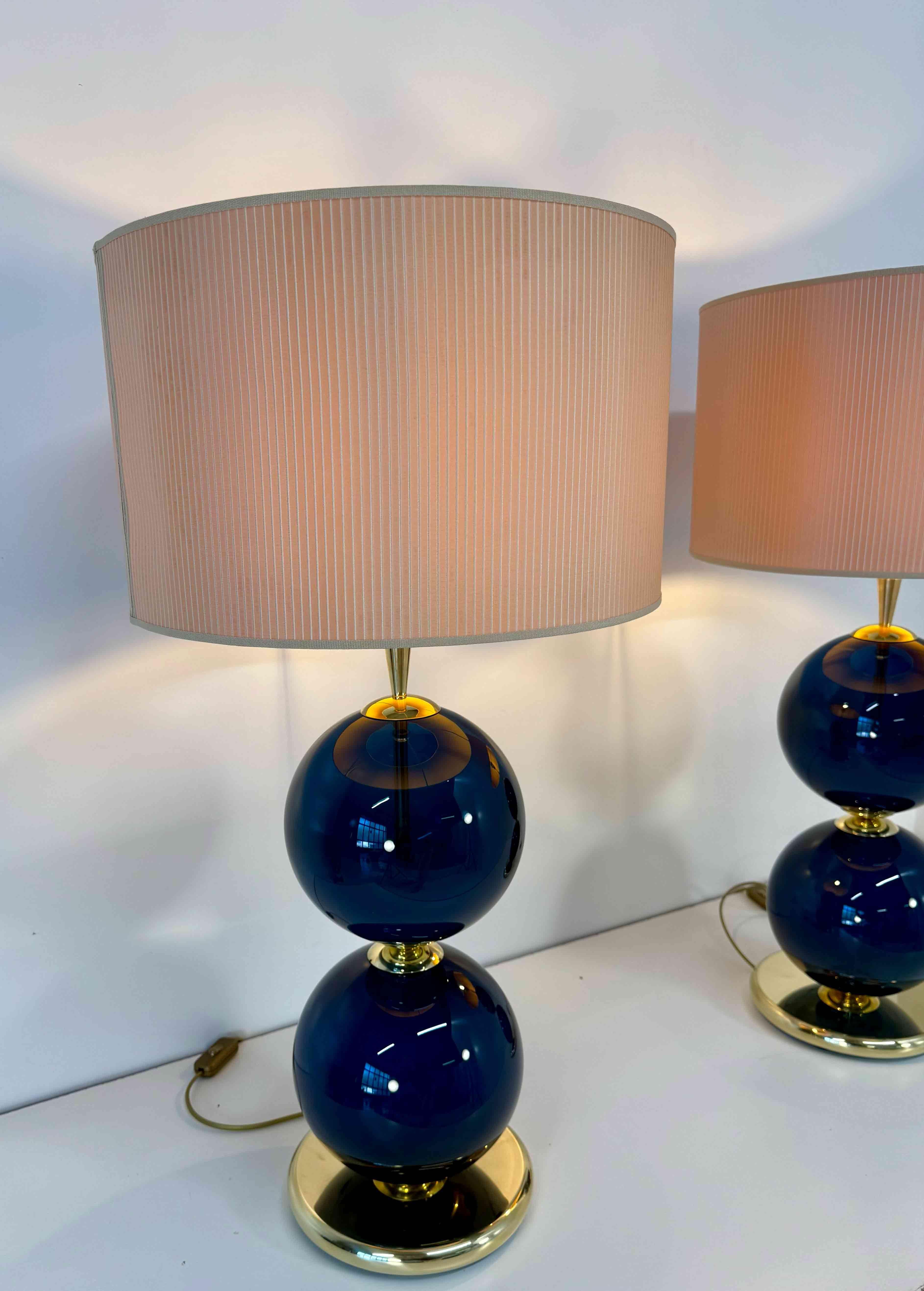Paire de lampes en verre de Murano des années 2000 avec sphères bleues et abat-jour ivoire en vente 1