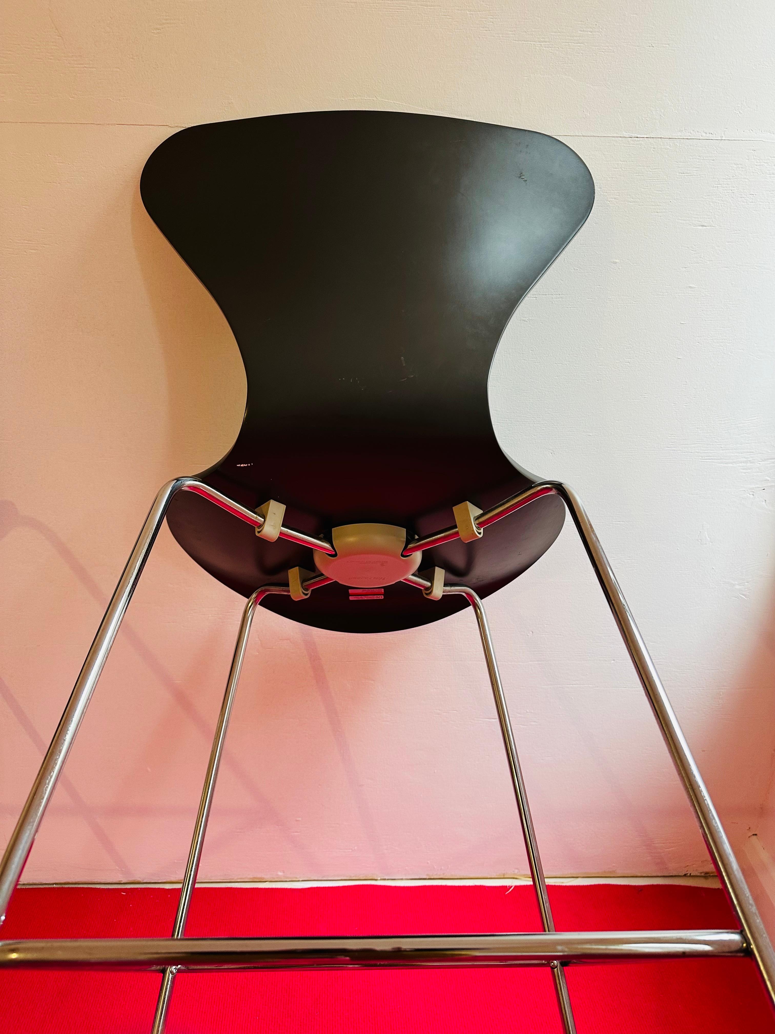 Ein Paar Fritz Hansen Barhocker der Serie 7, entworfen von Arne Jacobsen im Jahr 1955.  Jahr der Herstellung 2005.

Die Sitzfläche ist aus gebogenem, dunkelgrau lackiertem Eschenholz gefertigt, die Beine sind aus verchromtem Stahl.  

In gutem