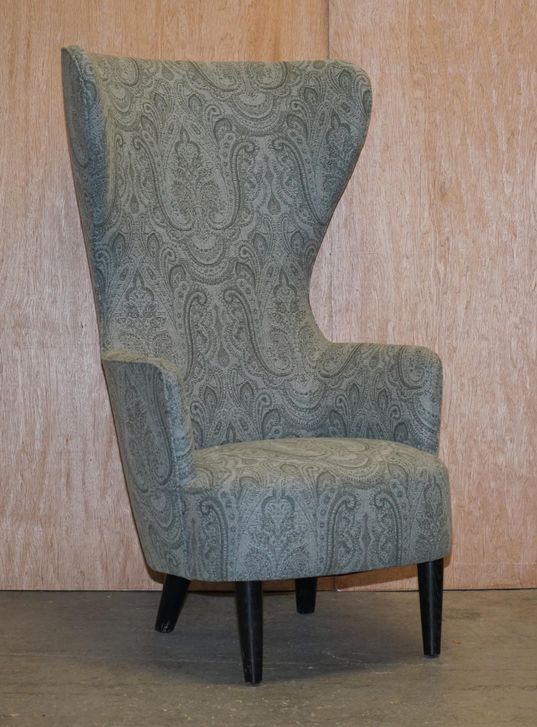 Nous avons le plaisir de proposer à la vente cette paire de fauteuils ailerons Tom Dixon George Smith, édition originale 2007, entièrement restaurés. Prix de vente conseillé : 16 000 £

Inspiré par les archétypes traditionnels du 17ème siècle,