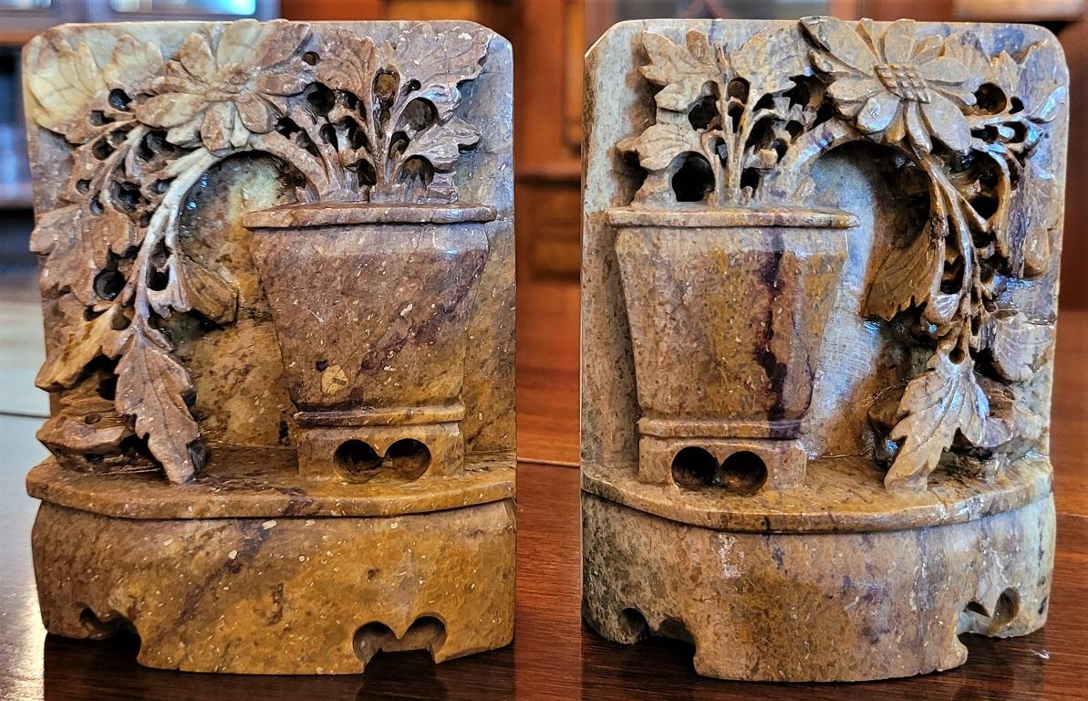 Voici une belle paire de serre-livres sculptés en stéatite chinoise du 20e siècle.

Fabriqué en Chine au début du 20e siècle, vers 1930.

Il s'agit d'une paire assortie et inversée de sculptures en pierre ollaire marron et feu pour créer une