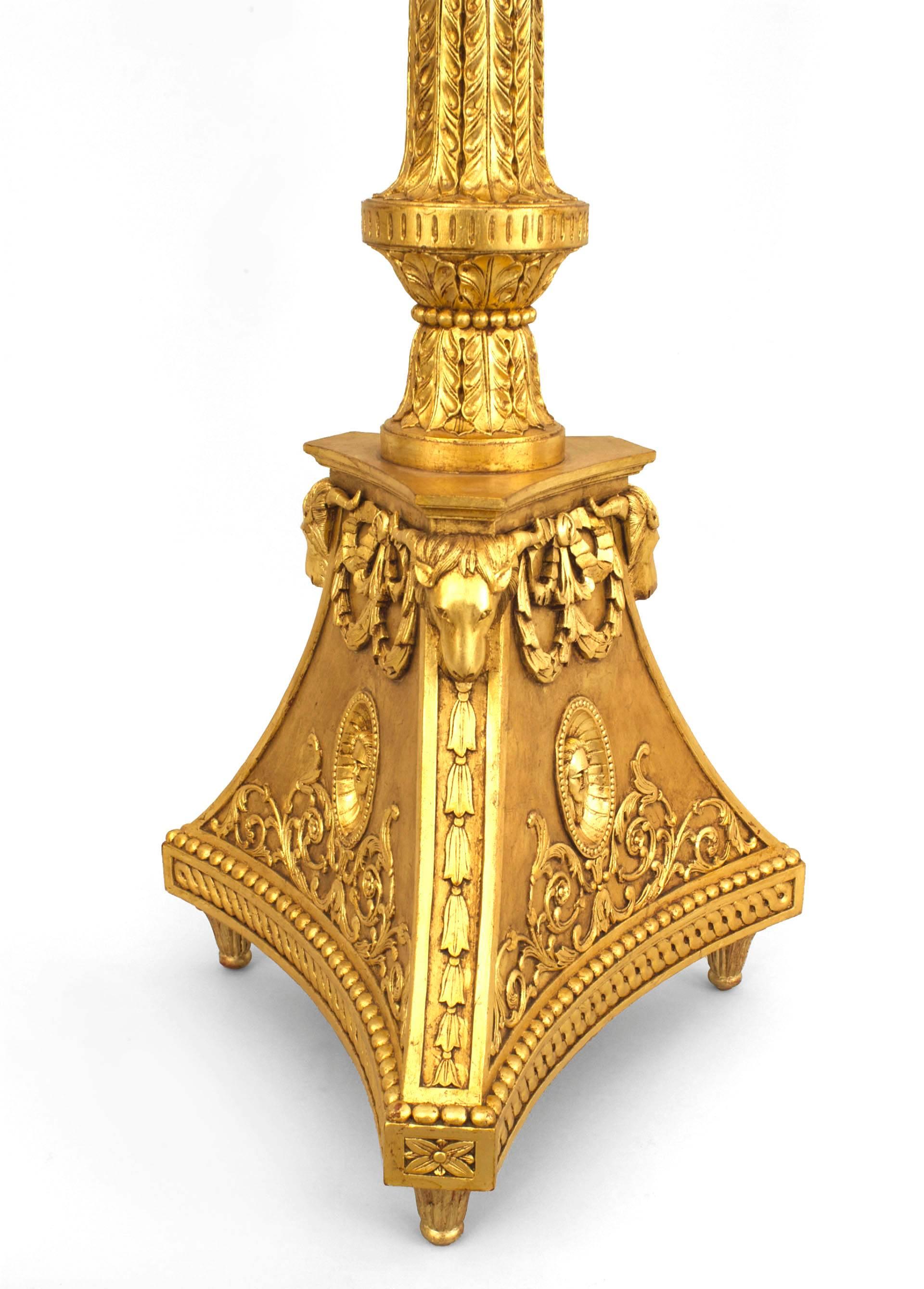 Sculpté à la main Paire de piédestaux anglais en bois doré Adam en vente